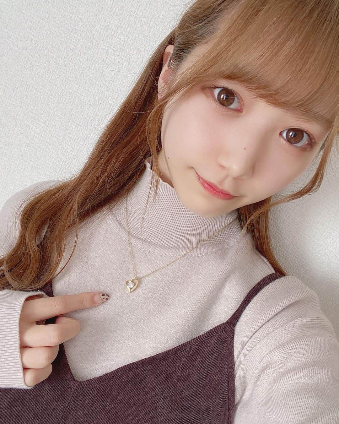 阪上彩香さんのインスタグラム写真 - (阪上彩香Instagram)「@felicitations.jewelry.store さんから めっちゃ可愛いハートのネックレス頂きました☺️ チェーンがロジウムメッキ、18kメッキだから金属アレルギーの彩香でも使えるのが嬉しすぎる🥺 送料無料で30日以内、返品・交換も無料ってすごい✨ ･ ･ #pr #felicitations.jewelry.store」2月7日 10時56分 - ayaka_skgm