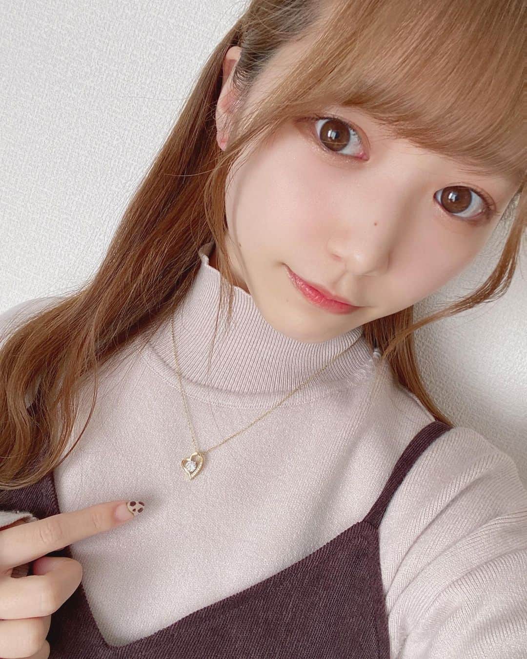 阪上彩香さんのインスタグラム写真 - (阪上彩香Instagram)「@felicitations.jewelry.store さんから めっちゃ可愛いハートのネックレス頂きました☺️ チェーンがロジウムメッキ、18kメッキだから金属アレルギーの彩香でも使えるのが嬉しすぎる🥺 送料無料で30日以内、返品・交換も無料ってすごい✨ ･ ･ #pr #felicitations.jewelry.store」2月7日 10時56分 - ayaka_skgm