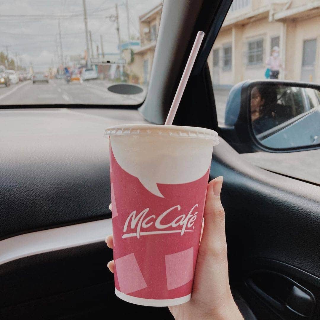 McDonald's Philippinesのインスタグラム：「Going on a Sunday road trip? Make sure to Drive-Thru McDonald’s for some McCafé Iced Coffee to fuel your day! Kita-Kits! 🚗   Photo by: @coffeed_titaja」