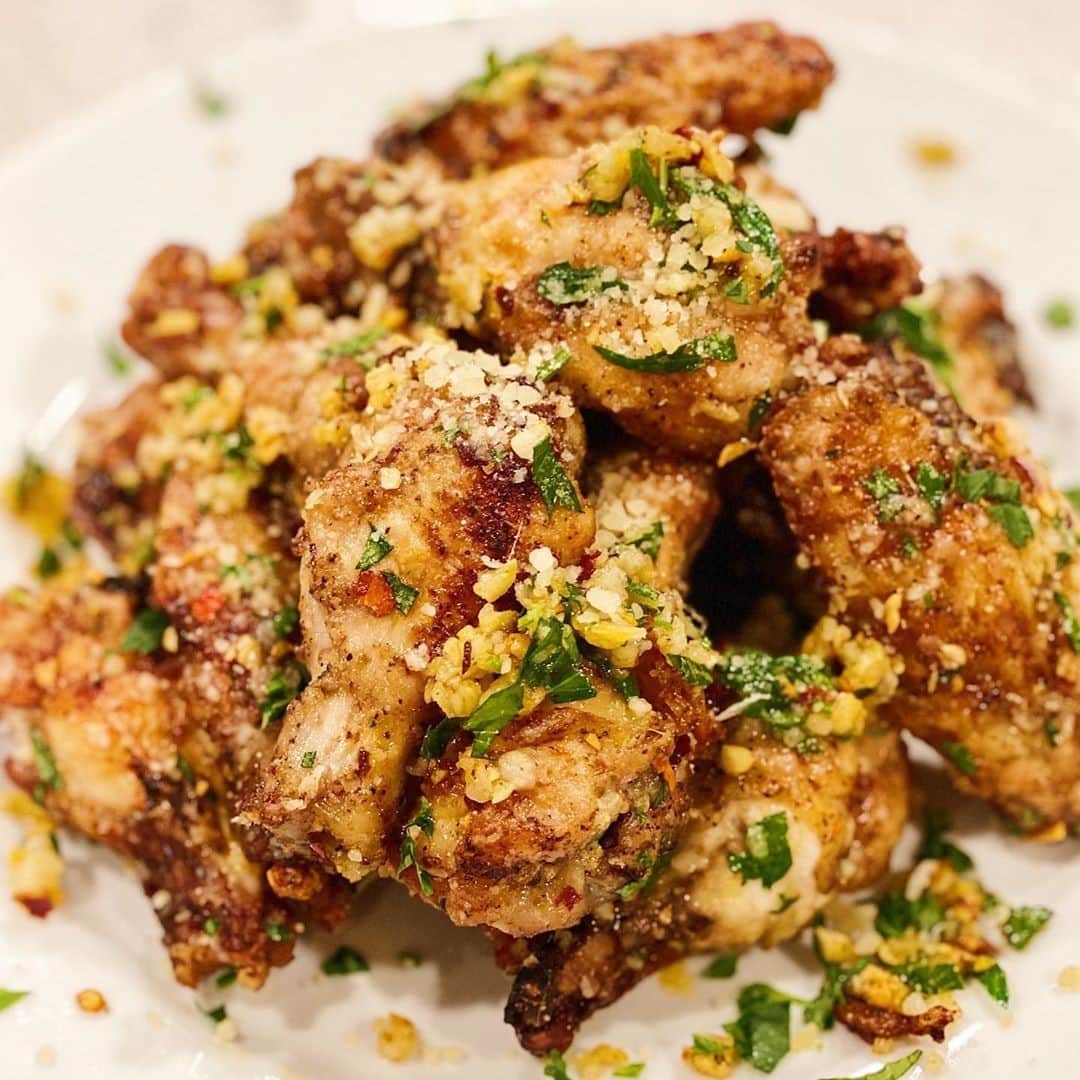 Flavorgod Seasoningsさんのインスタグラム写真 - (Flavorgod SeasoningsInstagram)「GARLIC PARMESAN WINGS(Air Fryer Recipe!!) Perfect for Super Bowl Tomorrow!!⁠ -⁠ Customer:👉 @aketomyheart⁠ Seasoned with:👉 #Flavorgod Sweet & Tangy Fiesta Seasoning⁠ -⁠ Add delicious flavors to any meal!⬇⁠ Click the link in my bio @flavorgod⁠ ✅www.flavorgod.com⁠ -⁠ "I finally made wings in the air fryer which I see all over IG! Watching everyone make them verses reality are two different things. I normally bake crispy chicken wings that takes 30 minutes. Using the air fryer made the process so much longer and much more work. Maybe I’m old school, but I’ll stick to baking my wings. Thank you @shredhappens for inspiring me to make the delicious wings❣️"⁠ .⁠ .⁠ 2 lbs chicken wings⁠ Redmond Salt⁠ Pepper⁠ Flavor God Sweet and Tangy seasoning⁠ .⁠ .⁠ Cooked chicken wings⁠ 3 Tbls butter⁠ 2 Tbls avocado oil⁠ 4 garlic cloves minced⁠ Grated parmesan cheese⁠ Chili pepper flakes⁠ Redmond salt⁠ Parsley⁠ .⁠ .⁠ In medium low heat, add the butter, oil, garlic and chili pepper flakes. Slowly heat the oil as the garlic infused throughout. Once the garlic starts to turn a light golden brown, turn off the heat. Pour the garlic oil mixture over the cooked chicken wings and toss to coat. Now add the grated cheese and parsley and serve.⁠ -⁠ Flavor God Seasonings are:⁠ ✅ZERO CALORIES PER SERVING⁠ ✅MADE FRESH⁠ ✅MADE LOCALLY IN US⁠ ✅FREE GIFTS AT CHECKOUT⁠ ✅GLUTEN FREE⁠ ✅#PALEO & #KETO FRIENDLY⁠ -⁠ #food #foodie #flavorgod #seasonings #glutenfree #mealprep #seasonings #breakfast #lunch #dinner #yummy #delicious #foodporn」2月7日 11時00分 - flavorgod