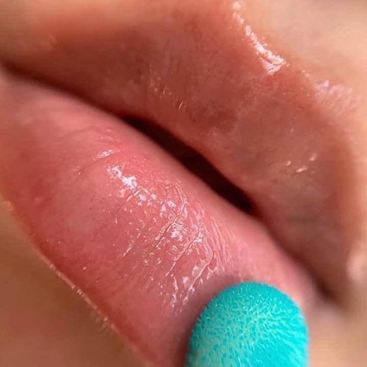 Clarins Canadaのインスタグラム：「Thanks to their fine, lip-hugging texture that never feels sticky or oily, Lip Comfort Oils offer pleasure and incomparable softness. For enhanced sensoriality, the soft sponge applicator glides over the lips effortlessly and hugs them like a caress. Easy to use, it allows for adaptable glossy results.🍭⁣ __________⁣ Grâce à sa texture fine et enrobante, sans effet gras ni collant, les Huiles Confort Lèvres vous offre un moment de plaisir et de douceur incomparables. Pour parfaire leur sensorialité, l’applicateur mousse cocoon glisse sur les lèvres et les enveloppe comme une caresse. Facile à utiliser, il permet un résultat glossy modulable.🍭⁣ .⁣ .⁣ .⁣ 📸: @skinclips⁣ #Clarins #ClarinsMakeUp #LipComfortOil #LipOil」