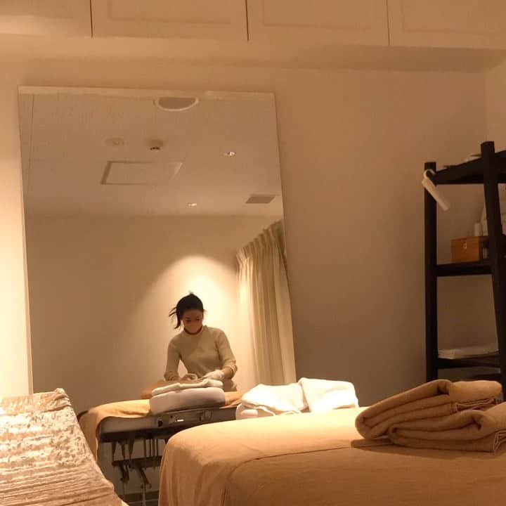 中村果生莉のインスタグラム：「😂💕 . . #美コア東京スタジオ は、レッスンだけでなく、なんと！  エステルームもありますよ♡  しかも！ ただのエステではない😂  メニューのひとつに #美コアピュビスセラピー というものがあるのですが  ピュビス＝恥骨  だそうです。  そう！ピュビスセラピーは  恥骨にアプローチするんです🤭  恥骨にアプローチ？！ 顔を触ってなくてもリフトアップ？！ 身体の歪みも整う？！  え？どういうこと？！  ってなって、これは1回体験しなきゃ分からない！！  てことで、美コアのエステティシャン、赤羽白彩艶さん(@ayaka.akahane23 )に施術していただきました😆  すんごい丁寧なカウンセリングから始まり、今の身体の状態をしっかり見ていただいた上で、施術前後のお写真を撮ってくれたんだけど  1番感動したのが、この後ろ姿！  施術前は背中の捻れ？歪み？があるのに、終わったあとは真っ直ぐになってるーー😂  今通っているボディメンテナンスの先生にも実は、背骨が上に行くほど右に曲がってるね😰  と指摘されてて普段から身体が右に捻れやすいんだけど、ちゃんと骨を支える筋肉を緩めたり整えてもらうだけでこんなに変わるんだと実感😍  何も言ってないのに、私の身体の癖とか状態をしっかり見抜いてくれた白彩艶さんにまず感動♡  こういう所って、経験だったりセンスだったりお客様との向き合い方だったり、施術者の腕だと思うんですよね😘  施術されながら、これは完全に身体を預けられるなぁと。  だから内容も全てお任せに😊  しかも、今回は通常の半分の時間の施術だったから、フルでやったらどうなるんだー！😍  新体操で中学の頃からマッサージとかボディメンテナンスは常々やってきていたからか、私自身かなり拘りも強い方だと思うんだけど(笑)  白彩艶さんの力加減とかポイントとか結果も含めもドンピシャすぎて、、もぅリピート決定です🤣👊💕笑  あとは本当に顔触ってないのにありえないほどリフトアップしたり、身体の内側が一気に熱くなって行くの感じたり、目からウロコすぎた施術内容で恥骨の重要性を知ったよね😂笑  ここでしか受けられない#ピュビスセラピー  本当にオススメ💕  どこいってもなんか一時的なんだよなぁとか、なかなか不調が改善しないなぁとか、身体の内側から身体を変えていきたいとか体質改善中の方にはドンピシャすぎる全く新しい施術だと思います🍀  ちなみに私は年末から体質改善中なので、かなりハマった！  ピュビスセラピー 気になる方は  @ayaka.akahane23  @bcore.pubis   にどうぞ！  色々な疑問、質問も、丁寧に教えてくれます(●´ω`●)  ※男性の方は、紹介のみとなるそうなので、ご新規様は受けられませんのでご注意ください。  あやかさんありがとうございました♡  またお願いします😍💪✨ . . . #美コア #美コア東京スタジオ #美コアトレーナー #エステ #美コアピュビスセラピー #ピュビスセラピー #赤羽白彩艶 さん #敏腕セラピスト #エステティシャン #体質改善 #体づくり #ダイエット #diet」