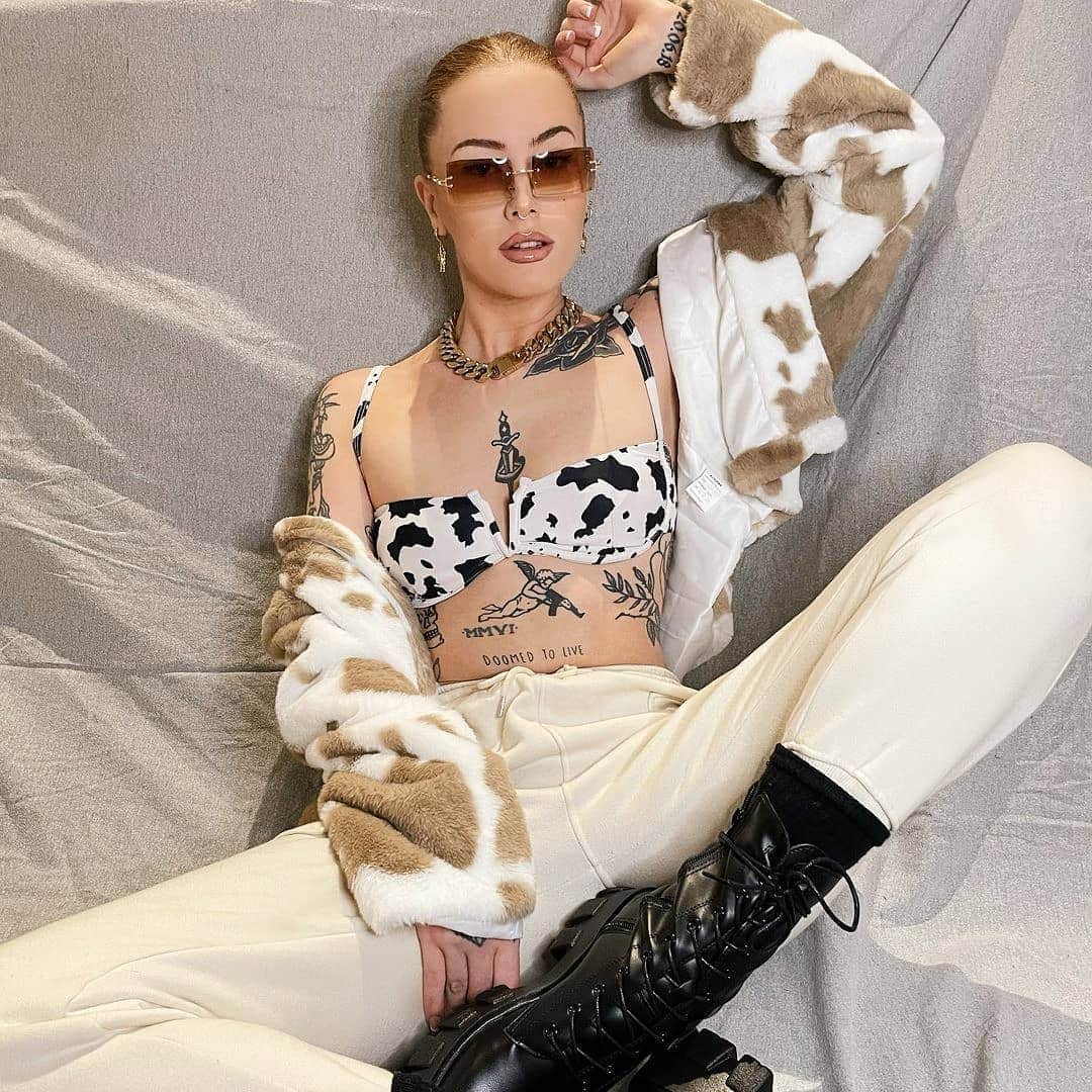 SHEINのインスタグラム：「A day in the life 🐄🤍 @barrronessa  Shop Item #: 1490505, 761192, 1749735  #SHEINgals #SHEINstyle #SHEINSS21 #cowprint」