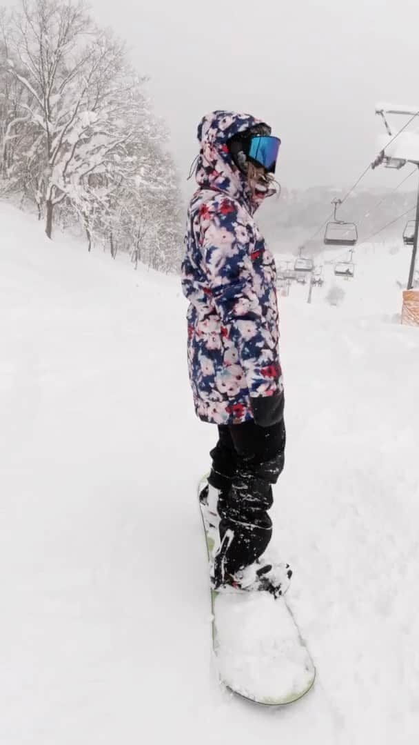 hoshinofumikaのインスタグラム：「Japow at @madarao.ski 💖 コース脇パウダーに突っ込むの好き😍次はいつできるかなー？ 寒波歓迎🤞🤍🤍🤍 子供達キャッキャしてた 無事でよかった🤍🤍 W @taku_ride.on.board 😎🎥 . . . .  #snowboarding #snowboard #snow #winter #japan #ootd #スノーボード #スノボ #スノボー #スノボ女子 #スノボ好きな人と繋がりたい #冬 #スキー場 #スキー #斑尾高原 #madapow #powder #powdersnow #パウダー #マダパウ #roxysnow #simsnowgirls」