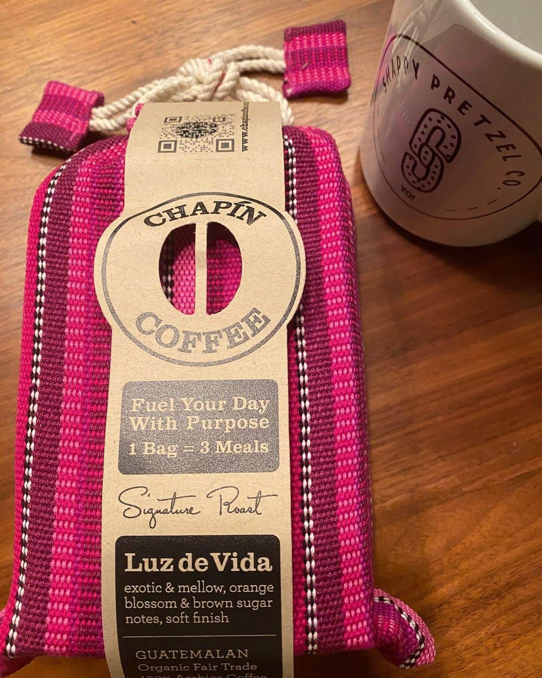 アダム・シャピロのインスタグラム：「Yo fellow coffee peeps: The packaging, the purpose (1 bag = 3 meals) and the TASTE. Definitely have a crush on @chapincoffee and @honeyandrosescoffee for bringing it to meeeeeeee. ☕️」