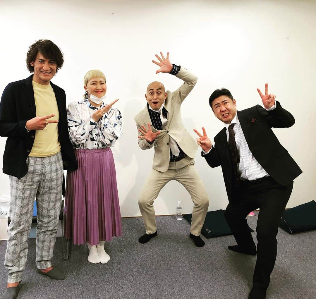 丸山桂里奈さんのインスタグラム写真 - (丸山桂里奈Instagram)「錦鯉さん、ずっとずっと前から好きだったので会えましたぁー もちろんM1も見ていたので、すごく笑う刺激をいただいてます😌👏 色々お話しさせていただきましたが、ずっと笑ってた〜 長谷川さんは歯がないので、うなぎボーンをあげたら唾液で溶かして食べますて言ってたけど、そんな唾液で骨溶かせる力あるなんて最強ですね😗🥱👍 渡辺さんはだいぶ首が座られてる方で、体幹ぶれずでした。お酒も大好きなようです🍺 またご一緒できるように、頑張ろう！と思えた時間になりました😌👍 錦鯉さん、ありがとうございました🙋‍♀️  #錦鯉さん #長谷川さん #渡辺さん #2人とも楽しい人ですもちろん #優しさいっぱい #あたたまりました #また早く会いたいなぁ #いい意味で #インスタバエ」2月7日 11時23分 - karinamaruyama