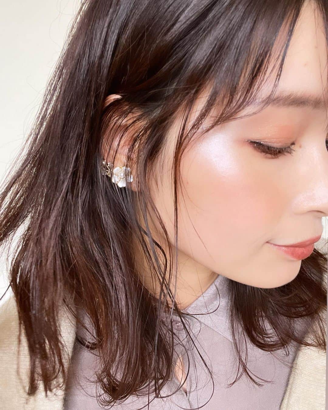 三佐和あやのインスタグラム：「お肌について よく質問いただくのですが、愛用品をプロフィールURL欄にまとめよ  @misawa_aya   半年くらいで スタメンは入れ替わったりするので 更新しています✨  このご時世ネットで買うことが多いんだけど  定期購入システムって多くて  最初は うーーん、って悩んで 画面閉じたら 忘れちゃってたり..してた頃もあるよ😂  で、愛用のがなくなって急いでドラッグストアで市販品で欲しくないもの買っちゃう悲しい羽目になったり、、、  定期購入って、初回がお試し価格で安いの！半額がおおいかな。ワンコインのもあるよね、正規品と同じものが届くから豪華よね。  電話一本で意外と融通がきくことを知ってから、気軽にネット購入できるようになりました〜 ビビッときたら すぐ買ってみるよ😙  他にも色々試したいから 1ヶ月に一回も来ると困るんです、っていうと、 向こうからもうちょっと遅らせましょうか？とかゆってくれたりするので 愛着が湧くというか、浮気してもまた戻ってきたりします。  いろんなものを試すことで 肌もいい刺激があるみたいだし、わたしの肌も年齢とともに変わっていくから気付くことも多い。いい商品に出会うことも多い！  どんどん研究がすすんで良いものが出てくるので、新しいものは試したいし、 比較して使うのも とっても楽しいよ😀   ﻿#美肌作り #美顔器  #おこもり美容 #シミ #シワ改善 #美容液 #コスメレポ #やってみた #美容 #美肌ケア #美肌作り #乾燥肌対策 #アンチエイジング #アラサー #アラフォー #大人女子」