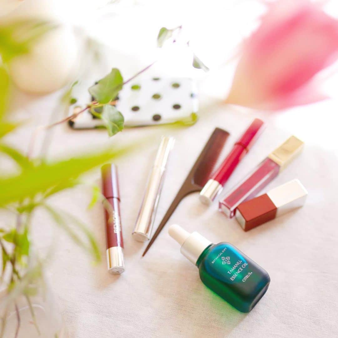amiさんのインスタグラム写真 - (amiInstagram)「．  Favorite serum  最近お肌がカサカサ乾燥して 悩んでいたので　@botanicalgift.japan さんのボタニカルギフトタマヌ エッセンス オイル を使ってみました❤️  タマヌオイルとは、テリハボク(照葉木) の 種子から絞ったオイルなんです💓  ． 自然派エイジングケア美容オイルで シトラスの香りも私が好きな香り❤︎  オイルなので、カサカサ肌が 潤いを取り戻してくれた🥺  お風呂上りのマッサージに使って いますが、お出かけ前のうるおいアップや お出かけ先での保湿にもよさそう✨  ． #ボタニカルギフト #タマヌオイル #スキンケア #石垣島タマヌオイル #美容 #タマヌエッセンスオイル #美肌ケア #pr #子育てママ #ママ」2月7日 11時16分 - amikuma1219