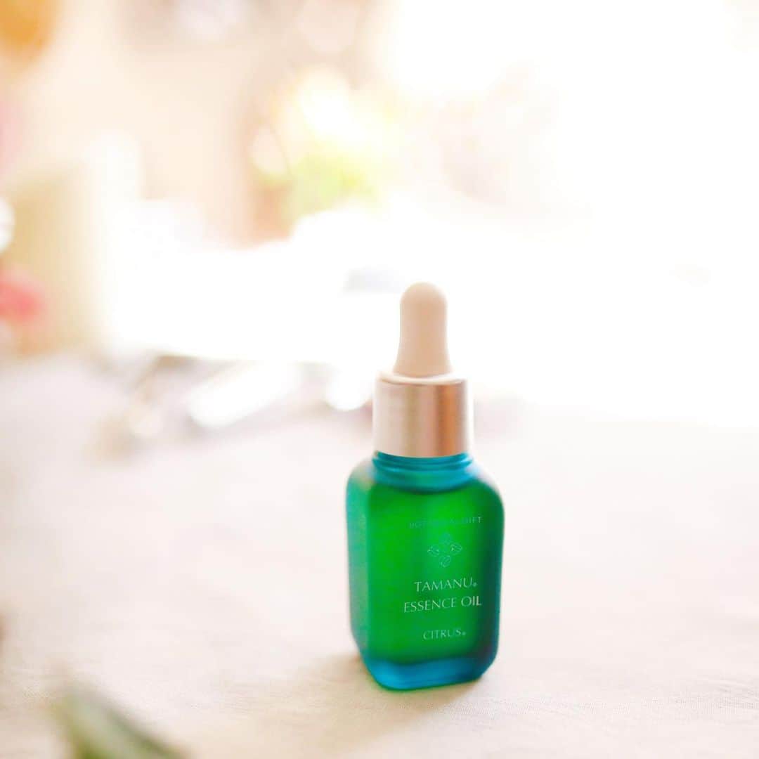 amiさんのインスタグラム写真 - (amiInstagram)「．  Favorite serum  最近お肌がカサカサ乾燥して 悩んでいたので　@botanicalgift.japan さんのボタニカルギフトタマヌ エッセンス オイル を使ってみました❤️  タマヌオイルとは、テリハボク(照葉木) の 種子から絞ったオイルなんです💓  ． 自然派エイジングケア美容オイルで シトラスの香りも私が好きな香り❤︎  オイルなので、カサカサ肌が 潤いを取り戻してくれた🥺  お風呂上りのマッサージに使って いますが、お出かけ前のうるおいアップや お出かけ先での保湿にもよさそう✨  ． #ボタニカルギフト #タマヌオイル #スキンケア #石垣島タマヌオイル #美容 #タマヌエッセンスオイル #美肌ケア #pr #子育てママ #ママ」2月7日 11時16分 - amikuma1219