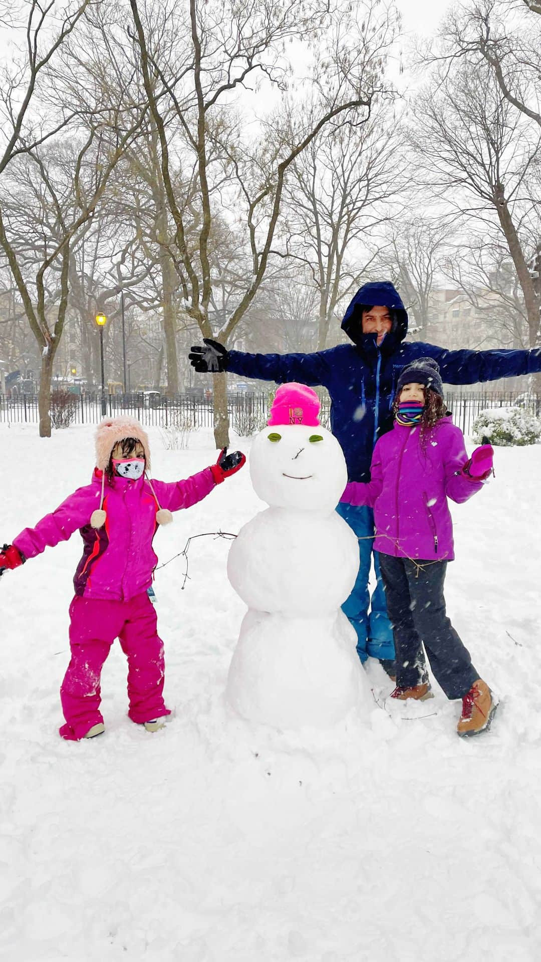 Ilana Wilesのインスタグラム：「Best part of the snow day was on the way back from the park when Mazzy said, “It feels like there’s no Corona.” It did.❄️❤️」