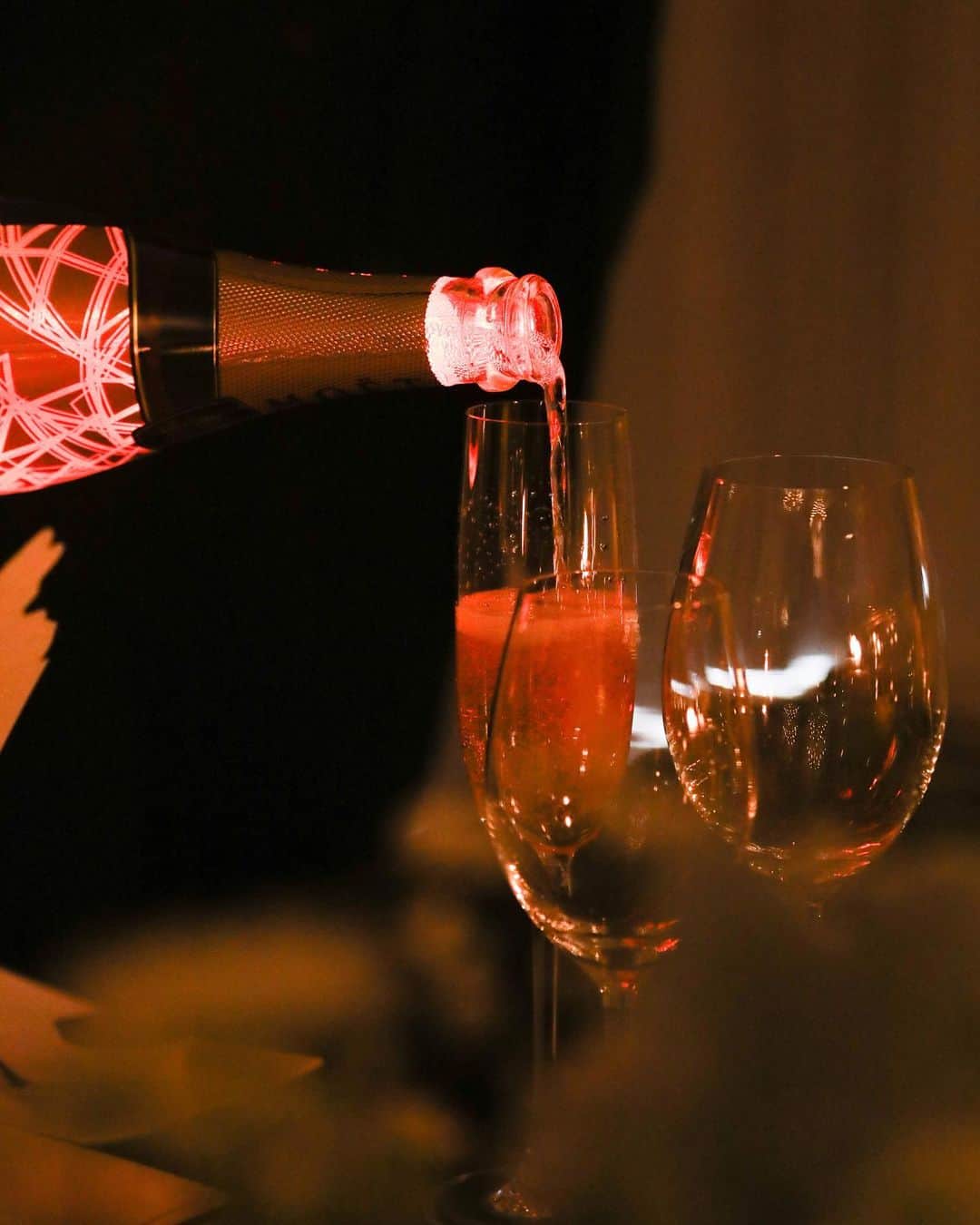 アルマリアンFUKUOKA　公式さんのインスタグラム写真 - (アルマリアンFUKUOKA　公式Instagram)「【champagne】 ㅤㅤㅤㅤㅤㅤㅤㅤㅤㅤㅤㅤㅤ こちらの《ネクターアンペリアル ロゼ》 誰もが一度は聞いたことのある モエ・エ・シャンドンのシャンパンです  ご結婚式で意外に盲点なのが乾杯酒… プロフィール紹介時に注ぎ始める乾杯酒のお時間に 会場を“ 暗転 ”してボトルを光らせれば ひとつの『演出』に！ こんなひと工夫はいかがですか☺️  知名度のあるシャンパンのため 〔美味しいお酒×楽しい演出〕が組み合わさった 素敵なワンシーンをご提供いたします ㅤㅤㅤㅤㅤㅤㅤㅤㅤㅤㅤㅤㅤ ◆――――◆――――◆――――◆  　ブライダルフェアまたは 　オンライン相談会のご予約は 　プロフィールのURLより 　お待ちしております🐮🤍 ㅤㅤㅤㅤㅤㅤㅤㅤㅤㅤㅤㅤㅤ ◆――――◆――――◆――――◆  #almalienfukuoka  #アルマリアン福岡 #ウェディング  #ブライダルフェア #オンライン相談会 #オンライン予約 #ウェディング準備 #絆wedding #プレ花嫁さんと繋がりたい  #福岡花嫁 #marry花嫁 #エスクリ #アルマリ花嫁 #ウェディングニュース #結婚指輪 #結婚式 #福岡 #天神 #2021夏婚 #婚約 #入籍 #結婚します #プラコレ #式場探し #式場見学 #披露宴 #marryxoxo #みんなのウェディング」2月7日 11時24分 - almalien_fukuoka