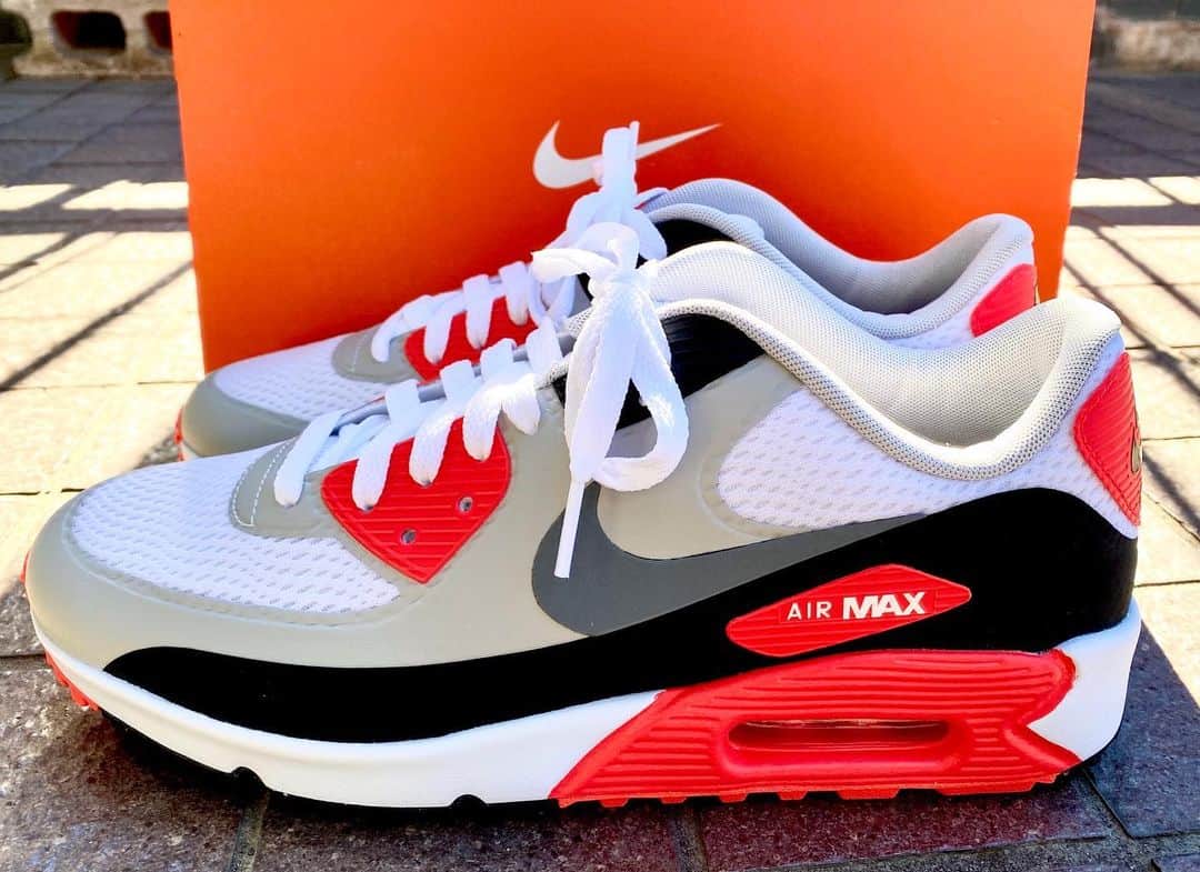 のインスタグラム：「衝動買いしてしまったゴルフシューズの「NIKE AirMax90G」 🏌️‍♂️ 早くゴルフ行きたい… ⛳️ #NIKE #NIKEGOLF #NIKEAirMax90 #NIKEAirMax90G」