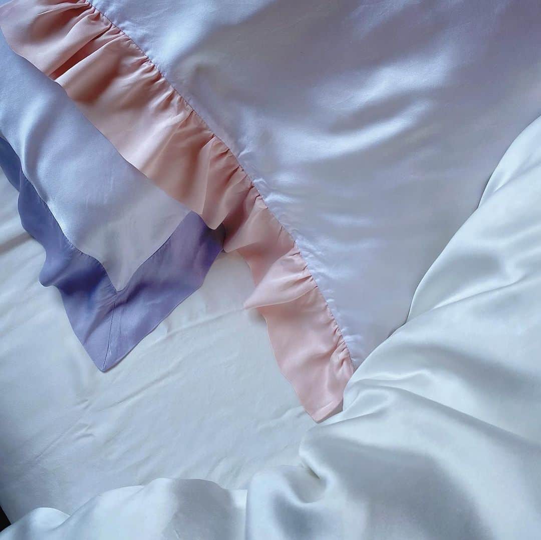 Chiyono Anneさんのインスタグラム写真 - (Chiyono AnneInstagram)「Sundays in silk sheets📖✨ 体と心の充電は、毎晩シルクのピローケースの上で☺️🤍  #シルク #silkpillowcase #custommade #chiyonoanne #チヨノアン」2月7日 11時22分 - chiyono_anne