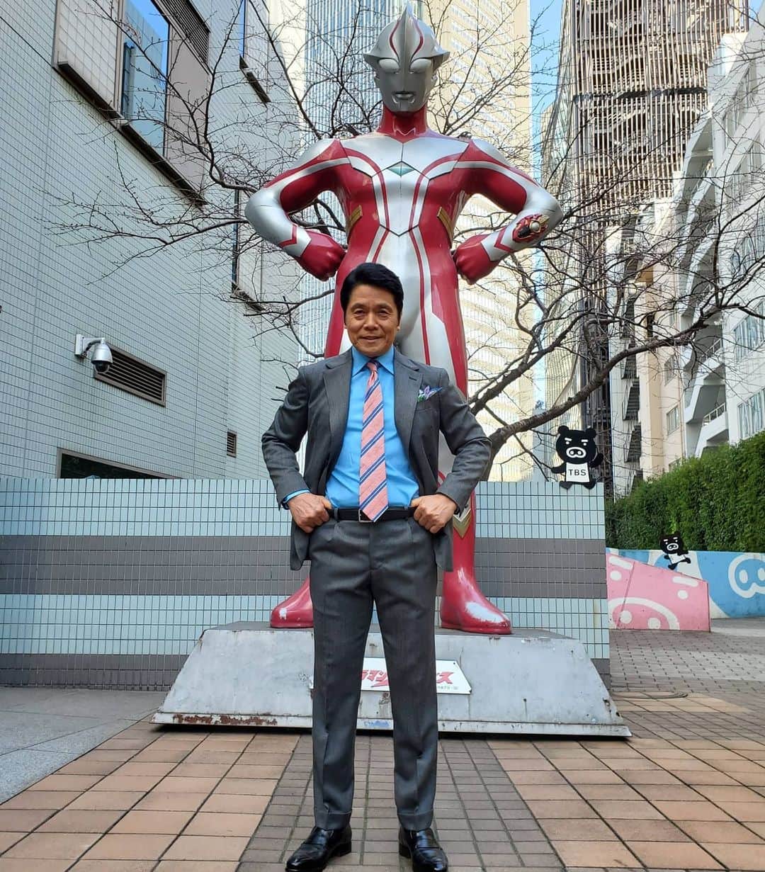 峰竜太のインスタグラム：「#アッコにおまかせ❗ # suit#ernesto#shirt#yamatoyashirt#tie#borrelli#shoes#santoni」