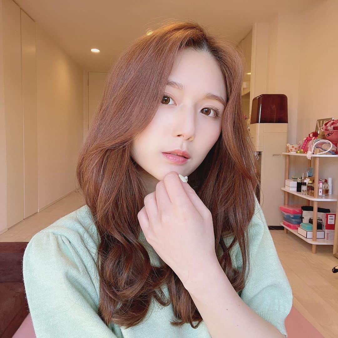 ひよんさんのインスタグラム写真 - (ひよんInstagram)「👸💕 ㅤㅤㅤㅤㅤㅤㅤㅤㅤㅤㅤㅤㅤ この前のコスメ💄 ●クッションファンデ @amuse  #スキンチューンビーガンカバークッション 01 ㅤㅤㅤㅤㅤㅤㅤㅤㅤㅤㅤㅤㅤ ●アイシャドウ @wakemake_official  #ムードスタイラー 02 ㅤㅤㅤㅤㅤㅤㅤㅤㅤㅤㅤㅤㅤ ●ハイライト @excelmake  #シャイニーパウダーn SN02 ㅤㅤㅤㅤㅤㅤㅤㅤㅤㅤㅤㅤㅤ ●リップ @innisfreeofficial  #フルーティースクイーズティント 7 ㅤㅤㅤㅤㅤㅤㅤㅤㅤㅤㅤㅤㅤ アミューズのビーガンクッション、 エッセンス70%配合で透明感のある肌にしてくれるし、 肌への刺激も最小限に抑えられるように作られてるみたい🤭 仕上がりナチュラルでツヤも丁度よくて 好きなクッション増えた☺️✨ ㅤㅤㅤㅤㅤㅤㅤㅤㅤㅤㅤㅤㅤ #makeup #vegancosmetics #amuse #cushionfoundation #쿠션추천 #쿠션파운데이션 #메이크업스타그램 #희영 #코스메틱 #데일리 #韓国コスメ #韓国メイク #ひよん #クッションファンデ #オススメコスメ」2月7日 11時32分 - cchan_fee4