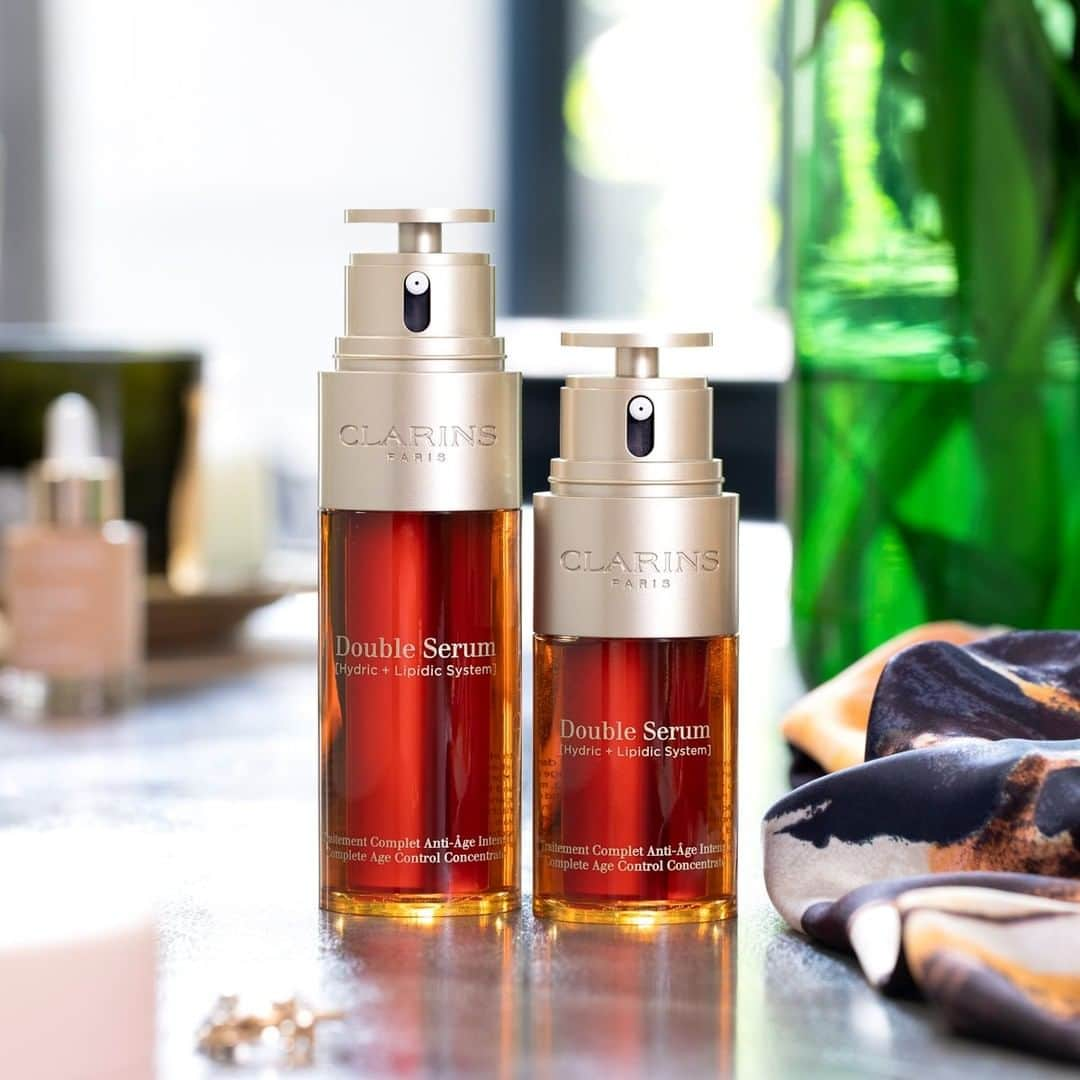 Clarins Méxicoさんのインスタグラム写真 - (Clarins MéxicoInstagram)「Double Serum es el 🔝 para una rutina de skincare COM-PLE-TA. ¿Ya sabes cómo aplicarlo? ¡Es fácil! Utiliza una gota pequeña, caliéntalo entre tus dedos y aplícalo con toquecitos en tu rostro para darle un boost de hidratación, gracias a su extracto de salicornia que hidratará tu piel al MÁXIMO. 🌿 ¡Es todo un MUST! 💕 . . . . #vivoclarins #doubleserum #doubleserumclarins #clarinscuidadeti #mequedoencasa #naturalskincare #skincare #beauty #natural #naturalbeauty #healthyskin #glowingskin #selfcare #organicbeauty #skincaretips #skincareproducts #beautycare #essentialoils #instabeauty」2月7日 11時32分 - clarinsmx