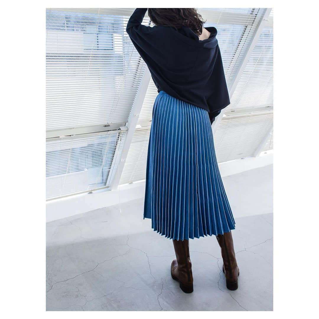 Effortless Womanのインスタグラム：「FEATURE 2021 Feb.  　　 ASYMMETRY PLEATED SKIRT 　　 「何をあわせても」 切り変えてアシンメトリーデザインに仕上げた、プリーツスカート。 まるでストライプ柄のような加工で奥行きのある一枚に仕上げました。 主張しすぎずどんなトップスとあわせても馴染むのは、デニム素材の特権。  for WINTER 　　 Skirt ¥8,900＋tax #socolla Pullover ¥6,900＋tax #socolla  　　　　　　　　　　　　　　　　　　　　 　　　　　　　　　　　　　　　　　　　　　　　　　 　　　　　　　　　　　　　　　　　　　　　　　 　　　　　　　　　　　　　　　　　　　　　　  #maysongrey #socolla #mg_21SS #MYFAVORITEDENIM #デニムLoverな皆様へ」