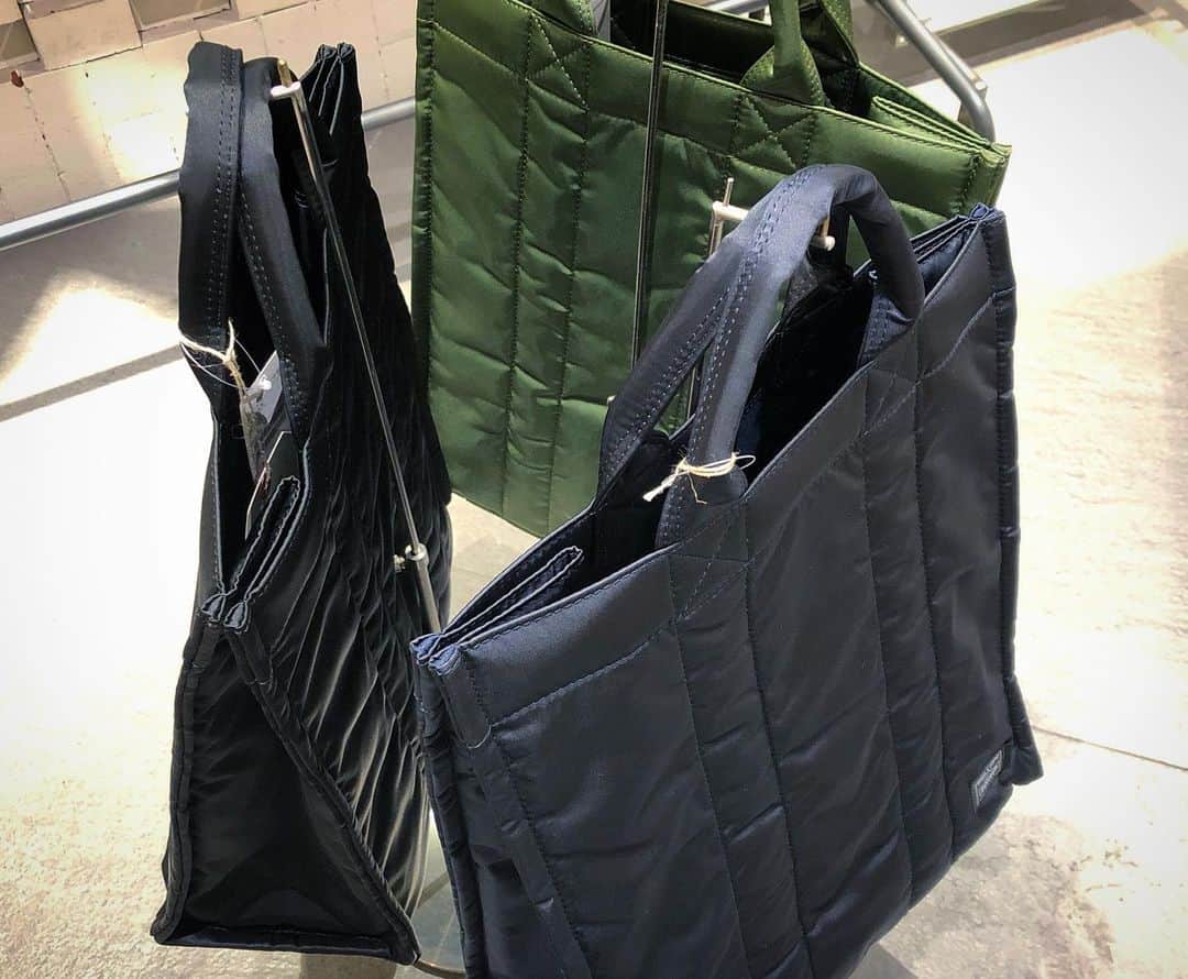 B JIRUSHI YOSHIDAさんのインスタグラム写真 - (B JIRUSHI YOSHIDAInstagram)「【REARRIVAL】 〈KAPTAIN SUNSHINE × PORTER〉 "STANDING TOTE" ・ ＜KAPTAIN SUNSHINE × PORTER＞のスタンディングトートが再入荷、また今回の納品では新色ブラックも入荷しております。 ・ スタンディングトートバッグという名の通り、バッグ本体の縫製や底マチをしっかり取ることで、自立しやすいように作られたトートバッグ。 ・ メイン素材には、〈PORTER〉ならではの光沢感のあるナイロンツイルを採用。またボンディング加工が施されており、程よいハリ感のある生地となっております。 ・ 深さのある収納部の内装には、書類やノートPCを収納出来るスペースやサイドポケットが設けられており、使い勝手の良い仕上がり。 ・ 大人顔の上品で落ち着きのあるデザインは、男女問わずデイリーユースにおすすめです。 ・ こちらのアイテムは現在ビームス 新宿、ビームス 梅田にて開催中のBAGGAGE CLAIMでもご覧いただけます。 ・ COLOR:BLACK、OLIVE、 NAVY ¥33,000+TAX  #bjirushiyoshida #B印YOSHIDA #代官山 #daikanyama #TOKYO #BEAMS #ビームス #yoshidakaban #吉田カバン #ポーター #porter #비지루시요시다 #도쿄 #다이칸야마 #빔스 #빔즈 #포터 #데일리룩 #백팩 #kaptainsunshine」2月7日 11時29分 - bjirushiyoshida