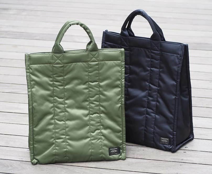 B JIRUSHI YOSHIDAさんのインスタグラム写真 - (B JIRUSHI YOSHIDAInstagram)「【REARRIVAL】 〈KAPTAIN SUNSHINE × PORTER〉 "STANDING TOTE" ・ ＜KAPTAIN SUNSHINE × PORTER＞のスタンディングトートが再入荷、また今回の納品では新色ブラックも入荷しております。 ・ スタンディングトートバッグという名の通り、バッグ本体の縫製や底マチをしっかり取ることで、自立しやすいように作られたトートバッグ。 ・ メイン素材には、〈PORTER〉ならではの光沢感のあるナイロンツイルを採用。またボンディング加工が施されており、程よいハリ感のある生地となっております。 ・ 深さのある収納部の内装には、書類やノートPCを収納出来るスペースやサイドポケットが設けられており、使い勝手の良い仕上がり。 ・ 大人顔の上品で落ち着きのあるデザインは、男女問わずデイリーユースにおすすめです。 ・ こちらのアイテムは現在ビームス 新宿、ビームス 梅田にて開催中のBAGGAGE CLAIMでもご覧いただけます。 ・ COLOR:BLACK、OLIVE、 NAVY ¥33,000+TAX  #bjirushiyoshida #B印YOSHIDA #代官山 #daikanyama #TOKYO #BEAMS #ビームス #yoshidakaban #吉田カバン #ポーター #porter #비지루시요시다 #도쿄 #다이칸야마 #빔스 #빔즈 #포터 #데일리룩 #백팩 #kaptainsunshine」2月7日 11時29分 - bjirushiyoshida