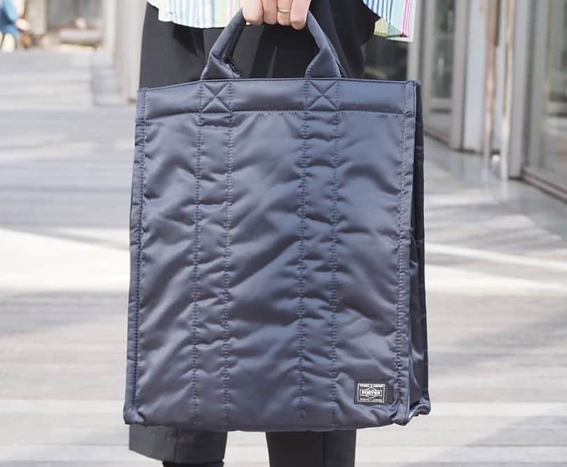 B JIRUSHI YOSHIDAさんのインスタグラム写真 - (B JIRUSHI YOSHIDAInstagram)「【REARRIVAL】 〈KAPTAIN SUNSHINE × PORTER〉 "STANDING TOTE" ・ ＜KAPTAIN SUNSHINE × PORTER＞のスタンディングトートが再入荷、また今回の納品では新色ブラックも入荷しております。 ・ スタンディングトートバッグという名の通り、バッグ本体の縫製や底マチをしっかり取ることで、自立しやすいように作られたトートバッグ。 ・ メイン素材には、〈PORTER〉ならではの光沢感のあるナイロンツイルを採用。またボンディング加工が施されており、程よいハリ感のある生地となっております。 ・ 深さのある収納部の内装には、書類やノートPCを収納出来るスペースやサイドポケットが設けられており、使い勝手の良い仕上がり。 ・ 大人顔の上品で落ち着きのあるデザインは、男女問わずデイリーユースにおすすめです。 ・ こちらのアイテムは現在ビームス 新宿、ビームス 梅田にて開催中のBAGGAGE CLAIMでもご覧いただけます。 ・ COLOR:BLACK、OLIVE、 NAVY ¥33,000+TAX  #bjirushiyoshida #B印YOSHIDA #代官山 #daikanyama #TOKYO #BEAMS #ビームス #yoshidakaban #吉田カバン #ポーター #porter #비지루시요시다 #도쿄 #다이칸야마 #빔스 #빔즈 #포터 #데일리룩 #백팩 #kaptainsunshine」2月7日 11時29分 - bjirushiyoshida