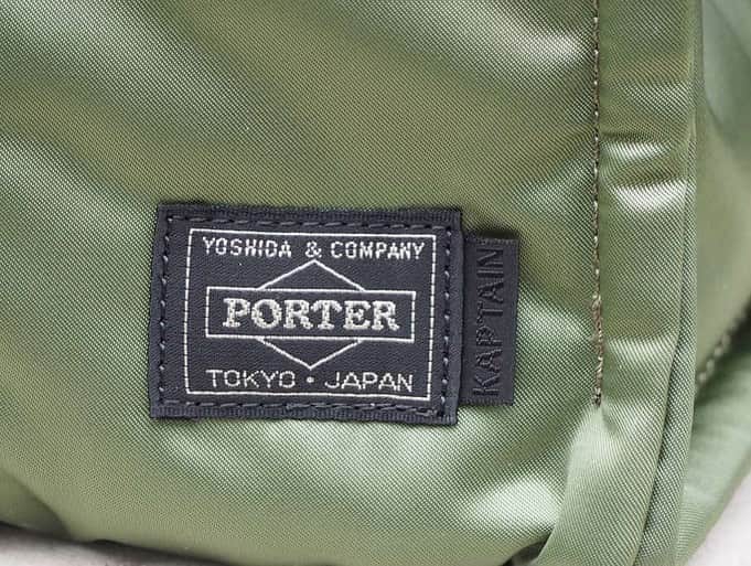 B JIRUSHI YOSHIDAさんのインスタグラム写真 - (B JIRUSHI YOSHIDAInstagram)「【REARRIVAL】 〈KAPTAIN SUNSHINE × PORTER〉 "STANDING TOTE" ・ ＜KAPTAIN SUNSHINE × PORTER＞のスタンディングトートが再入荷、また今回の納品では新色ブラックも入荷しております。 ・ スタンディングトートバッグという名の通り、バッグ本体の縫製や底マチをしっかり取ることで、自立しやすいように作られたトートバッグ。 ・ メイン素材には、〈PORTER〉ならではの光沢感のあるナイロンツイルを採用。またボンディング加工が施されており、程よいハリ感のある生地となっております。 ・ 深さのある収納部の内装には、書類やノートPCを収納出来るスペースやサイドポケットが設けられており、使い勝手の良い仕上がり。 ・ 大人顔の上品で落ち着きのあるデザインは、男女問わずデイリーユースにおすすめです。 ・ こちらのアイテムは現在ビームス 新宿、ビームス 梅田にて開催中のBAGGAGE CLAIMでもご覧いただけます。 ・ COLOR:BLACK、OLIVE、 NAVY ¥33,000+TAX  #bjirushiyoshida #B印YOSHIDA #代官山 #daikanyama #TOKYO #BEAMS #ビームス #yoshidakaban #吉田カバン #ポーター #porter #비지루시요시다 #도쿄 #다이칸야마 #빔스 #빔즈 #포터 #데일리룩 #백팩 #kaptainsunshine」2月7日 11時29分 - bjirushiyoshida