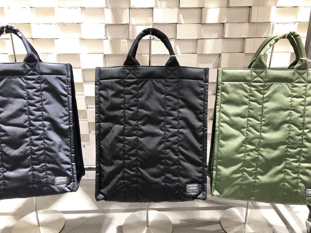 B JIRUSHI YOSHIDAさんのインスタグラム写真 - (B JIRUSHI YOSHIDAInstagram)「【REARRIVAL】 〈KAPTAIN SUNSHINE × PORTER〉 "STANDING TOTE" ・ ＜KAPTAIN SUNSHINE × PORTER＞のスタンディングトートが再入荷、また今回の納品では新色ブラックも入荷しております。 ・ スタンディングトートバッグという名の通り、バッグ本体の縫製や底マチをしっかり取ることで、自立しやすいように作られたトートバッグ。 ・ メイン素材には、〈PORTER〉ならではの光沢感のあるナイロンツイルを採用。またボンディング加工が施されており、程よいハリ感のある生地となっております。 ・ 深さのある収納部の内装には、書類やノートPCを収納出来るスペースやサイドポケットが設けられており、使い勝手の良い仕上がり。 ・ 大人顔の上品で落ち着きのあるデザインは、男女問わずデイリーユースにおすすめです。 ・ こちらのアイテムは現在ビームス 新宿、ビームス 梅田にて開催中のBAGGAGE CLAIMでもご覧いただけます。 ・ COLOR:BLACK、OLIVE、 NAVY ¥33,000+TAX  #bjirushiyoshida #B印YOSHIDA #代官山 #daikanyama #TOKYO #BEAMS #ビームス #yoshidakaban #吉田カバン #ポーター #porter #비지루시요시다 #도쿄 #다이칸야마 #빔스 #빔즈 #포터 #데일리룩 #백팩 #kaptainsunshine」2月7日 11時29分 - bjirushiyoshida