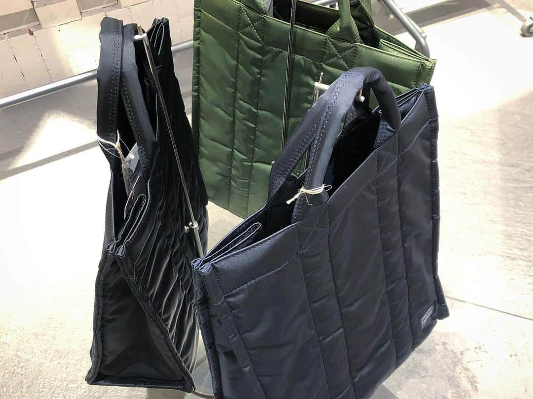 B JIRUSHI YOSHIDAのインスタグラム：「【REARRIVAL】 〈KAPTAIN SUNSHINE × PORTER〉 "STANDING TOTE" ・ ＜KAPTAIN SUNSHINE × PORTER＞のスタンディングトートが再入荷、また今回の納品では新色ブラックも入荷しております。 ・ スタンディングトートバッグという名の通り、バッグ本体の縫製や底マチをしっかり取ることで、自立しやすいように作られたトートバッグ。 ・ メイン素材には、〈PORTER〉ならではの光沢感のあるナイロンツイルを採用。またボンディング加工が施されており、程よいハリ感のある生地となっております。 ・ 深さのある収納部の内装には、書類やノートPCを収納出来るスペースやサイドポケットが設けられており、使い勝手の良い仕上がり。 ・ 大人顔の上品で落ち着きのあるデザインは、男女問わずデイリーユースにおすすめです。 ・ こちらのアイテムは現在ビームス 新宿、ビームス 梅田にて開催中のBAGGAGE CLAIMでもご覧いただけます。 ・ COLOR:BLACK、OLIVE、 NAVY ¥33,000+TAX  #bjirushiyoshida #B印YOSHIDA #代官山 #daikanyama #TOKYO #BEAMS #ビームス #yoshidakaban #吉田カバン #ポーター #porter #비지루시요시다 #도쿄 #다이칸야마 #빔스 #빔즈 #포터 #데일리룩 #백팩 #kaptainsunshine」