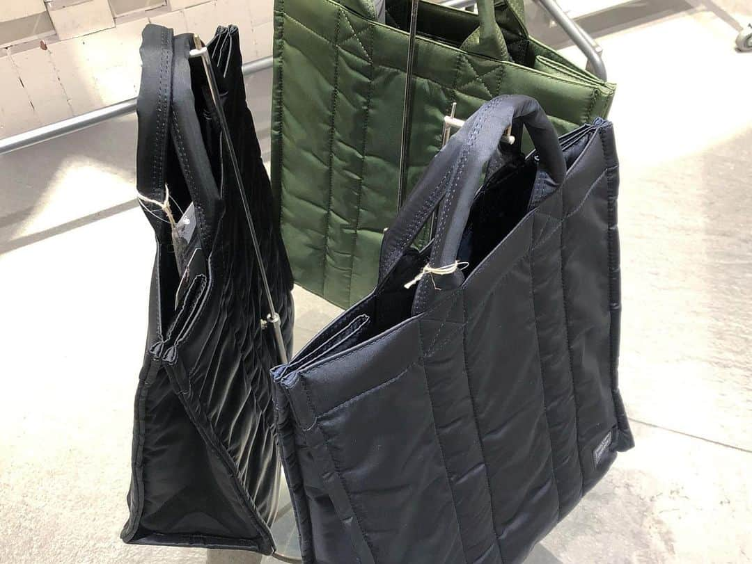 B JIRUSHI YOSHIDAさんのインスタグラム写真 - (B JIRUSHI YOSHIDAInstagram)「【REARRIVAL】 〈KAPTAIN SUNSHINE × PORTER〉 "STANDING TOTE" ・ ＜KAPTAIN SUNSHINE × PORTER＞のスタンディングトートが再入荷、また今回の納品では新色ブラックも入荷しております。 ・ スタンディングトートバッグという名の通り、バッグ本体の縫製や底マチをしっかり取ることで、自立しやすいように作られたトートバッグ。 ・ メイン素材には、〈PORTER〉ならではの光沢感のあるナイロンツイルを採用。またボンディング加工が施されており、程よいハリ感のある生地となっております。 ・ 深さのある収納部の内装には、書類やノートPCを収納出来るスペースやサイドポケットが設けられており、使い勝手の良い仕上がり。 ・ 大人顔の上品で落ち着きのあるデザインは、男女問わずデイリーユースにおすすめです。 ・ こちらのアイテムは現在ビームス 新宿、ビームス 梅田にて開催中のBAGGAGE CLAIMでもご覧いただけます。 ・ COLOR:BLACK、OLIVE、 NAVY ¥33,000+TAX  #bjirushiyoshida #B印YOSHIDA #代官山 #daikanyama #TOKYO #BEAMS #ビームス #yoshidakaban #吉田カバン #ポーター #porter #비지루시요시다 #도쿄 #다이칸야마 #빔스 #빔즈 #포터 #데일리룩 #백팩 #kaptainsunshine」2月7日 11時29分 - bjirushiyoshida