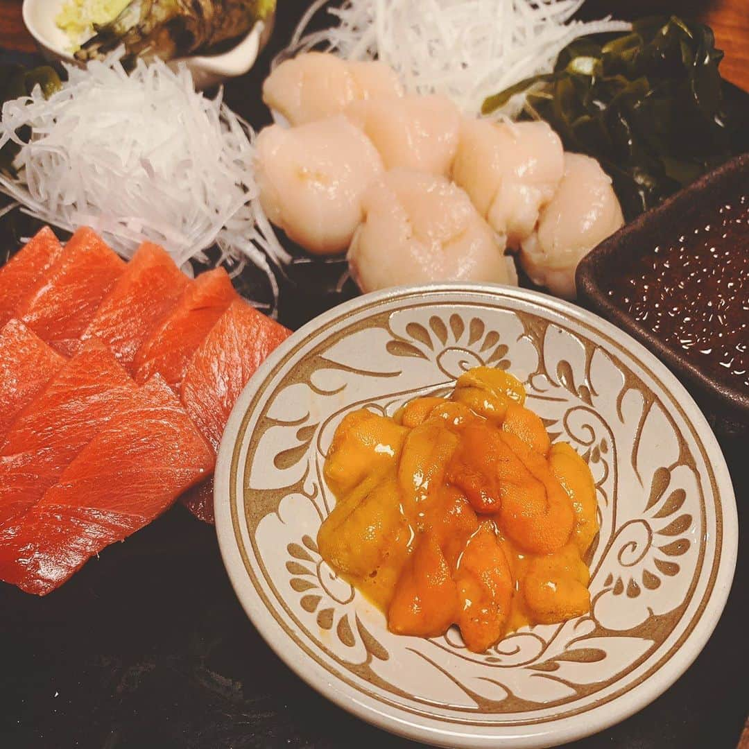 青山志穂さんのインスタグラム写真 - (青山志穂Instagram)「盆と正月が一緒に来た、 みたいな食卓でした  先日のお魚屋さんで ヤリイカが安かったので 大根と煮付けていたら  魚の美味しい地域に 出張していた夫から お土産はお刺身だよ！  との連絡が。 あら、じゃあ今夜は海鮮パーティーだわ！ でも野菜も食べないとね！ あ、このお野菜も元気ないから使っちゃわないと… ということで なにやら増えていく品数  結果、なにやらやけに華やかな食卓となりました 本マグロに厚さ３cmはある帆立に生うに お口の中でとろけました  仕事で疲れているのに いつも美味しいお土産を買ってきてくれるので とてもありがたいです  #盆と正月がいっぺんに来た #海鮮 #本マグロ #帆立 #生うに #刺身 #酒田 #いつもありがとう」2月7日 11時31分 - shiho_aoyama_