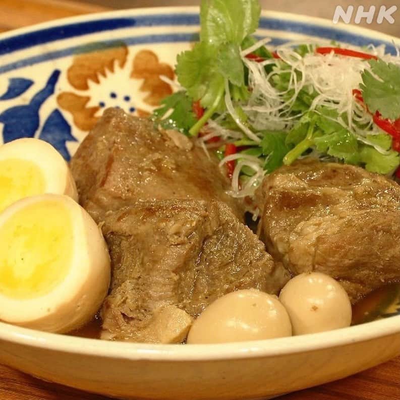 NHK「世界はほしいモノにあふれてる」さんのインスタグラム写真 - (NHK「世界はほしいモノにあふれてる」Instagram)「🍀絶品！ベトナムお正月料理レシピ🍀  2月12日 ベトナムでは お正月【テト】を迎えます✨  今回特別に！ベトナム南部のお正月料理のレシピを せかほしで以前、美食ベトナミーズをご紹介くださった 鈴木珠美さんに教えていただきました👏  🍀Thịt kho trúng ティットコーチュン 豚肉と卵の煮物🍀   【 材料(4人分) 】  ・豚肩ロース肉(かたまり)  700g  🅰️ ・生姜(みじん切り)  1片 ・ニンニク(みじん切り)  1片 ・レモングラス(みじん切り)  1本 ・ニョクマム  大さじ1 ・シーズニングソース　　大さじ1 ・粗挽き黒胡椒　　　　  小さじ1/2  ・ゴマ油　　　　　　　　  大さじ2 ・ココナツジュース(加糖)  350cc   🅱️ ・ニョクマム  大さじ2 ・シーズニングソース　大さじ1・1/2　 ・はちみつ　　　　　　大さじ1   ・卵　　　　　　　　　4個 ・うずら卵　　　　　　4〜8個   [ 飾り野菜 ] ・白髪ネギ　　　　　　1/4本分 ・赤ピーマン(千切り)  1/2個 ・香菜の葉　　　　　　5本     【作り方】  ①豚肉は4〜5cm角に切り 　🅰️をからめて20〜30分漬け込む。   ②卵とうずらの卵は、かたゆでにする。   ③フライパンに、ゴマ油を熱し 　①を香ばしい焼き色がつくまで全面焼く。   ④鍋に③、ココナツジュースを入れ 　煮汁がかぶるくらいまで水を加える。 　強火にかけ、沸騰したら弱火にしてアクを取り、 　🅱️の調味料を加え、殻をむいた②を入れ40分ほど煮る。   ⑤器に盛りつけ、飾り野菜を添える。  #ホーチミン 在住のバイヤーハオさんも このお料理を見た途端、顔がほころぶ特別な味😄  MCのお2人も、卵、ニョクマムの甘辛い味わいに パクチーとネギのアクセントも最高！と ✨完食✨でした😆  食べてみてホロホロッと 口の中でとろける豚肉に感動✨ …でも。歯は、いります🦷笑  おうち時間にぜひ ベトナムの季節の味わいお楽しみください🍀  #nhk #せかほし #22時30分　 #鈴木亮平  #JUJU  #神尾晋一郎 #世界はほしいモノにあふれてる #sekastagram  #ベトナム #ベトナム料理  #vietnam #vietnamesefood #vietnamese  #テト #旧正月   #おうちごはん #おうち時間 #おうちカフェ   #鈴木珠美さん #レシピ  #ティットコーチュン  #thitkhotrung #豚肉料理 #卵料理 #パクチー」2月7日 11時40分 - nhk_sekahoshi