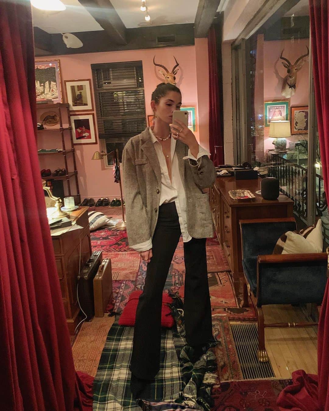 ギーザ・ラガースのインスタグラム：「Back at it again 🦂🍒」