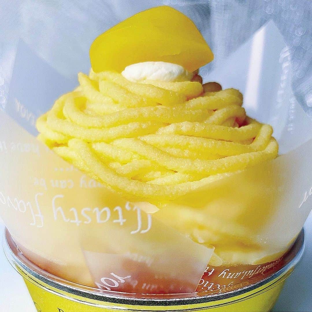 里井真由美さんのインスタグラム写真 - (里井真由美Instagram)「アリマ洋菓子店さんの 幸せを呼ぶ 黄色いモンブランでございます〜 @roka.arima   💛🌰💛  →2.3枚め断面) たっぷんたっぷんカスタードクリームむむむぅ〜ん💛💛💛  ほっこり和みの日曜日♡   今が、東京も 頑張り時です💪😉💛  幸せモンブランで おうちスイーツ時間が充実しますように  #おうちスイーツ#モンブラン#モンブランの世界#おうちカフェ #モンブランの世界#栗#和栗#栗スイーツ#モンブラン#里井真由美#里井ワグリーナ真由美#ワグリーナ#ワグリーナ真由美#japan#mayumisatoi#アフタヌーンティー#零食#さといいね#스위트#ありが糖運動#まゆログ#甜食#着物#フードジャーナリスト里井真由美#kimono#kimonostyle」2月7日 11時35分 - mayumi.satoi
