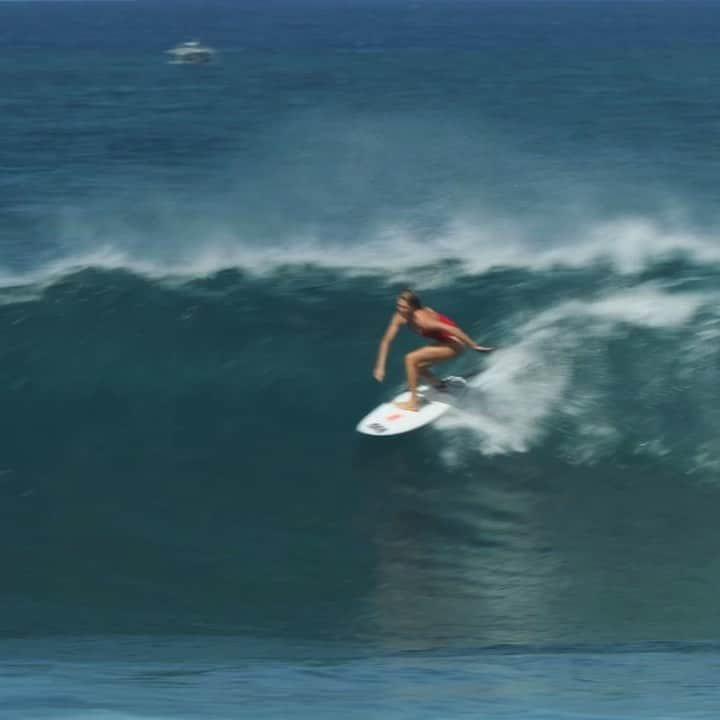 ステファニー・ギルモアのインスタグラム：「tree to da beach 🍓 🎥 @nick.oahu」