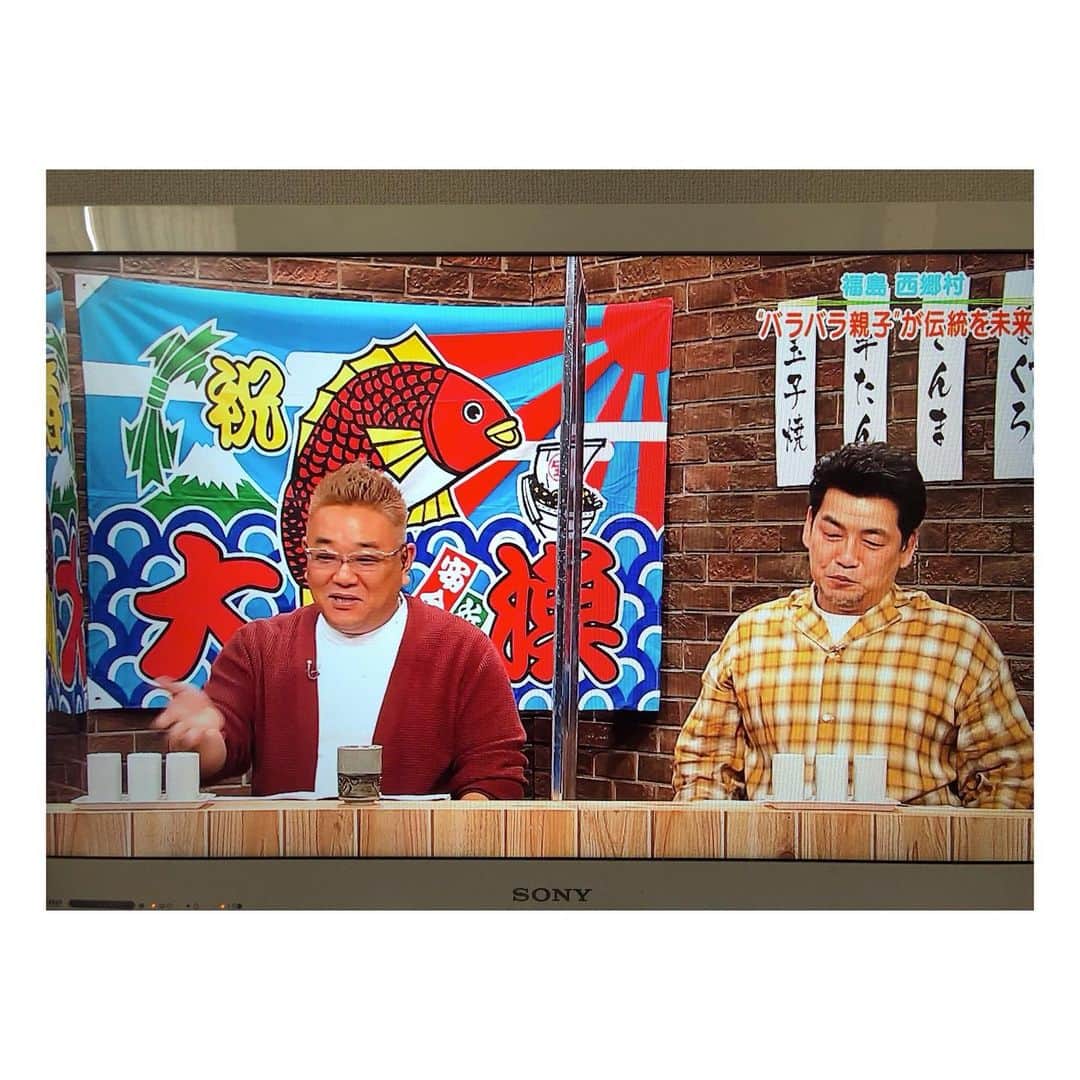 のインスタグラム：「サンドウィッチマン、中川家さんに大堀相馬焼「IKKON」で飲み比べして頂きました〜！👏  ご視聴いただいた皆様ありがとうございました😊 松永窯の“ちぐはぐ親子”ぶりも楽しかったですね！笑  「松永窯」3代目松永和夫さんと、東京を拠点として、国内外で大堀相馬焼の販売や新たな商品企画に奔走している息子の松永武士による、地元産業の復興への取り組みは、真剣だからこそ、時にはぶつかり合いながらも、親子二人三脚で奮闘しています！  福島県浪江町に伝わる大堀相馬焼の特徴「二重構造」を活かしつつ、さらに発展させた酒器【ikkon】  受注生産受付スタートしています‼️📢✨✨  本当に味が変わりますよ〜！ ぜひこの機会にお試しください。  オンラインストアはプロフィール( @engiya_japan )からぜひどうぞ！  #大堀相馬焼#ikkon#松永窯 #福島#伝統工芸#うつわ#酒器 #焼き物#陶芸#飲み比べ　 #器好きな人と繋がりたい#器好き　 #器を楽しむ#おうち時間#家族　 #東北#福島県#復興支援  #日本酒#酒#飲み比べセット  #日本酒好きな人と繋がりたい  #NHK#テレビ取材#テレビ番組 #中川家 さん#サンドウィッチマン さん #東北酒場で逢いましょう  #伝統工芸品をもっと身近に#縁器屋」