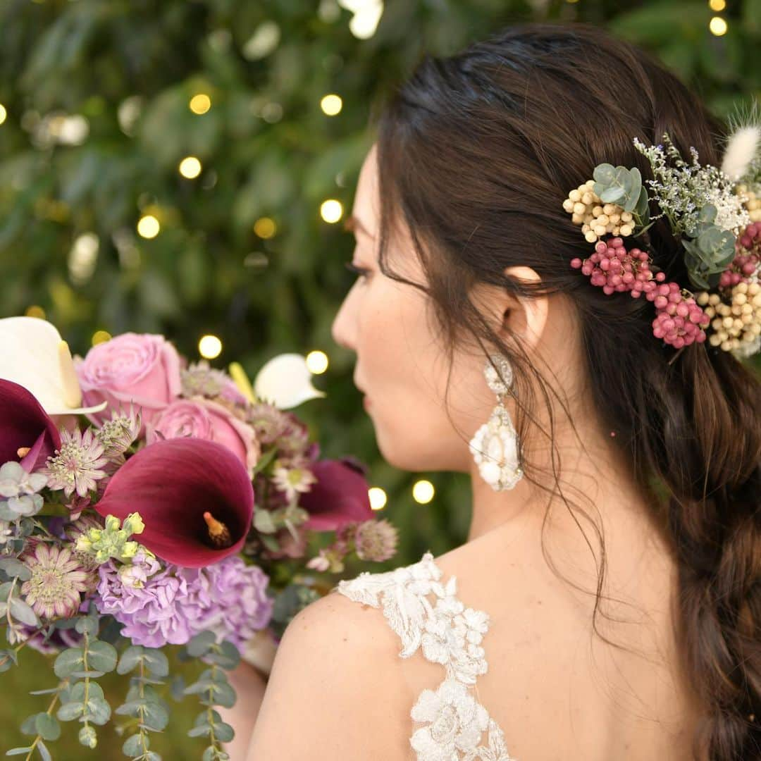 【公式】青山セントグレース大聖堂のインスタグラム：「♡Flower arrangement♡ . . ウェディングドレスに欠かせないのが ブーケです💐  大人かわいいマーメイドラインには上品なブーケを合わせると素敵です✨  カラーというお花を使ったブーケは マーメイドラインのドレスにはとくにおすすめさせていただいております🌹  こちらのご新婦さまは ワインレッド×ホワイトのカラーとユーカリを組み合わせ、 かっちりすぎず、華やかかつ上品に仕上がっております💓 とっても素敵でおしゃれですよね！🥰🥰  是非ご参考になさってくださいませ❣️ . . .  #ベストブライダル  #bb花嫁 #たくさんのLOVEを届けよう #結婚式 #プレ花嫁 #結婚式場 #カラードレス #前撮り #お色直し #青山セントグレース大聖堂 #表参道 #セントグレース大聖堂 #たくLOVE」