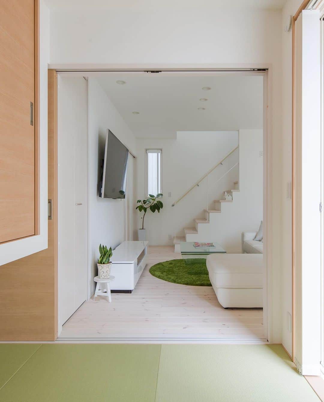 ルポハウス一級建築士事務所さんのインスタグラム写真 - (ルポハウス一級建築士事務所Instagram)「・ ・ ・ 中庭のイメージを取り込んだ銀白色の畳。 ・ 来客用の寝泊まりにも対応できるよう、寝具などの収納は吊押入れで確保しつつ、足を伸ばしてゆったり眠れる広さも両立しました。 ・ ・ ・ ルポハウスの施工事例をもっと見てみたい方は こちらまで☞ @reposhouse ・ #ルポハウス は#ちょっとかっこいい家 を"友人のために"という思いでつくっています。 ・ 一生に一度の#マイホーム。 「あなたにしかできない」×「ルポハウスだからできる」で、 私たちだけの#家づくり を思いっきり楽しんでみませんか？！ ・ ・ #和室 #和室インテリア #家 #インテリア #住宅 #注文住宅 #暮らし #ライフスタイル #デザイン #新築一戸建て #住まい #シンプルな暮らし #デザイナーズ住宅 #一級建築士事務所 #設計事務所 #myhome #house #instahouse #room #design #simple #滋賀 #大津 #草津 #栗東 #中庭のある家」2月7日 11時38分 - reposhouse