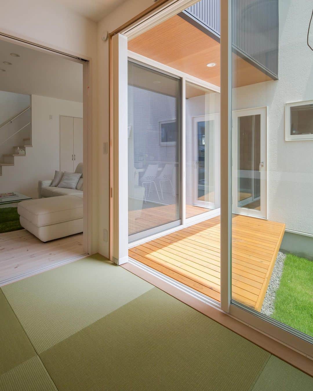 ルポハウス一級建築士事務所さんのインスタグラム写真 - (ルポハウス一級建築士事務所Instagram)「・ ・ ・ 中庭のイメージを取り込んだ銀白色の畳。 ・ 来客用の寝泊まりにも対応できるよう、寝具などの収納は吊押入れで確保しつつ、足を伸ばしてゆったり眠れる広さも両立しました。 ・ ・ ・ ルポハウスの施工事例をもっと見てみたい方は こちらまで☞ @reposhouse ・ #ルポハウス は#ちょっとかっこいい家 を"友人のために"という思いでつくっています。 ・ 一生に一度の#マイホーム。 「あなたにしかできない」×「ルポハウスだからできる」で、 私たちだけの#家づくり を思いっきり楽しんでみませんか？！ ・ ・ #和室 #和室インテリア #家 #インテリア #住宅 #注文住宅 #暮らし #ライフスタイル #デザイン #新築一戸建て #住まい #シンプルな暮らし #デザイナーズ住宅 #一級建築士事務所 #設計事務所 #myhome #house #instahouse #room #design #simple #滋賀 #大津 #草津 #栗東 #中庭のある家」2月7日 11時38分 - reposhouse