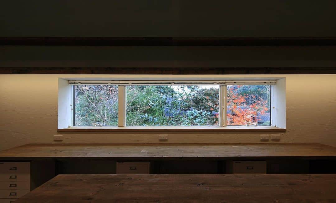 Lips Designのインスタグラム：「Photo:studio marsh  #リップスデザイン #デスク周り  #窓からの景色  #architecturephotography  #architecture  #interiordesign  #建築家とつくる家  #建築家  #宮崎県」