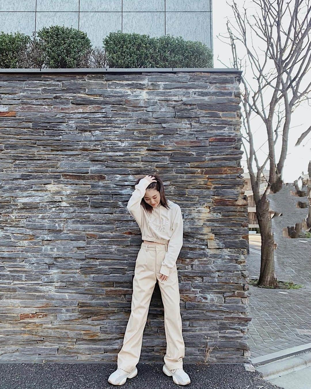 浪花ほのかさんのインスタグラム写真 - (浪花ほのかInstagram)「、  私服タグしておきます🐶 この前お話した @tiare_closet のパーカーに、レザーパンツ合わせてみました、、、♡♡ 少し形が変わったパーカーなのでシンプルなボトムに合わせてあげてもすごくオシャレになると思います🤫🤫」2月7日 11時49分 - hnoa_z