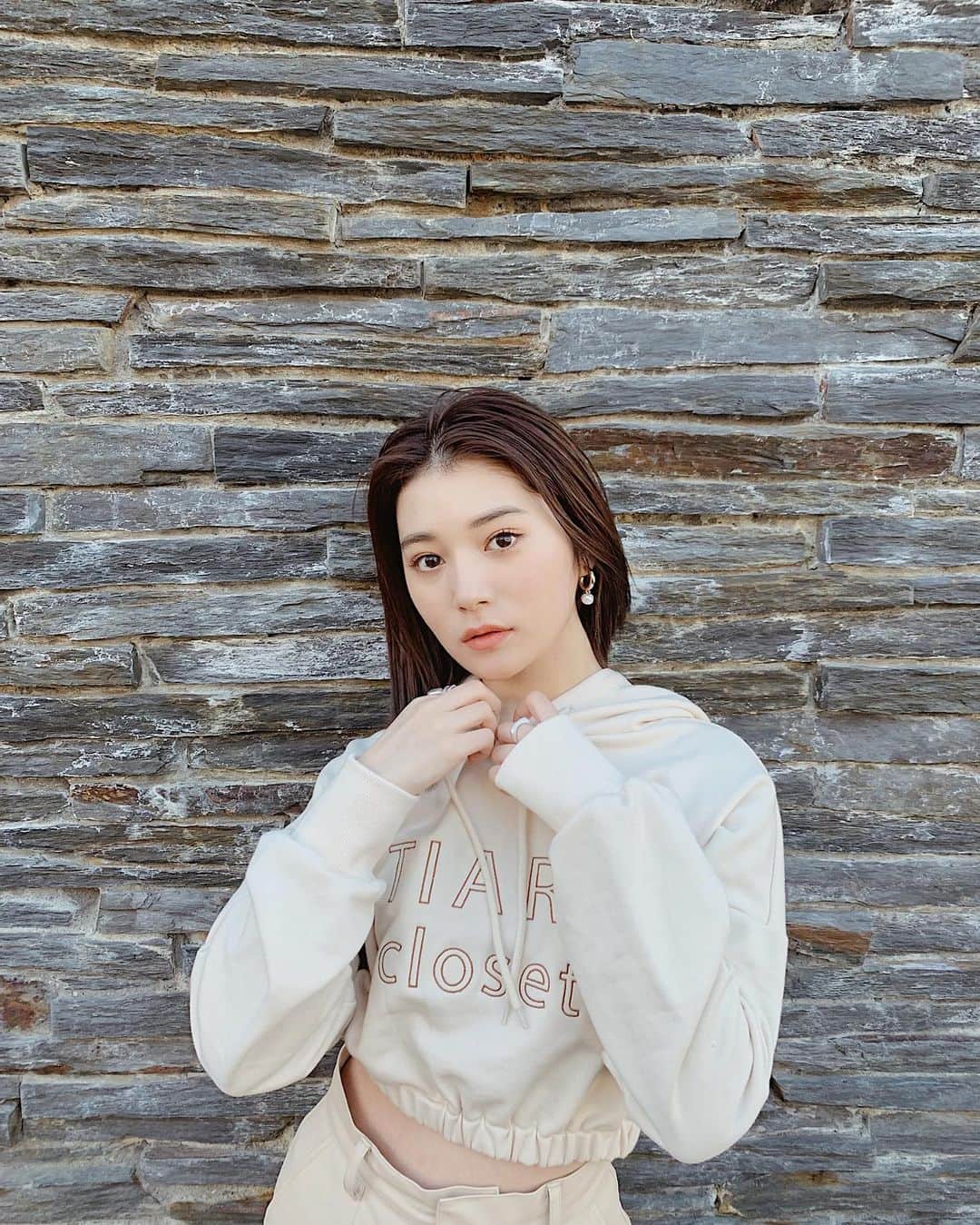 浪花ほのかさんのインスタグラム写真 - (浪花ほのかInstagram)「、  私服タグしておきます🐶 この前お話した @tiare_closet のパーカーに、レザーパンツ合わせてみました、、、♡♡ 少し形が変わったパーカーなのでシンプルなボトムに合わせてあげてもすごくオシャレになると思います🤫🤫」2月7日 11時49分 - hnoa_z