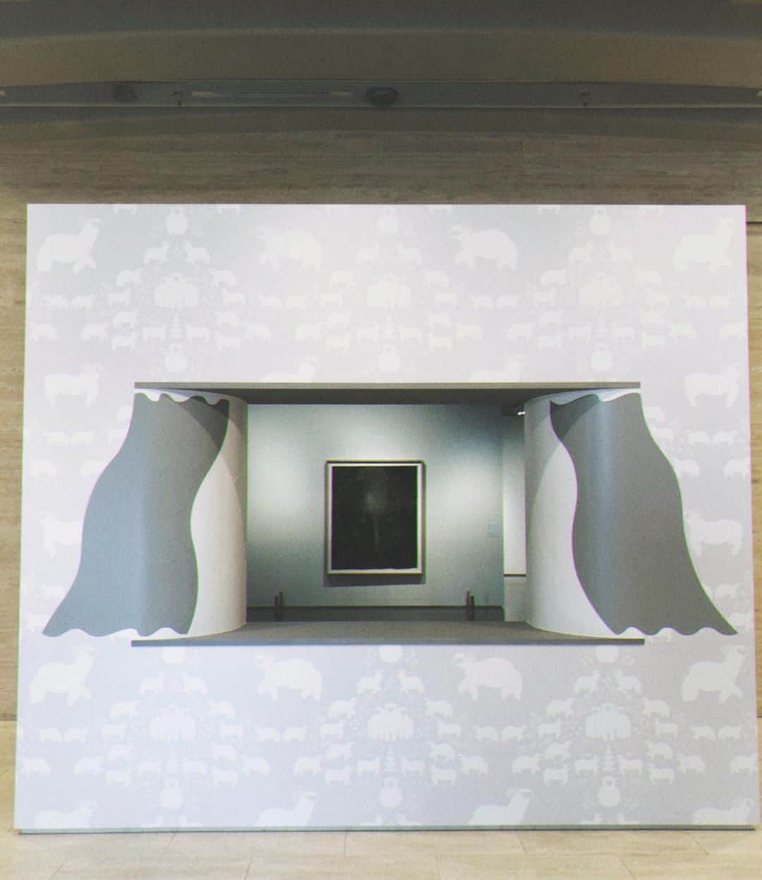 伊藤梨沙子のインスタグラム：「少し前ですが ずっと気になっていた 国立近代美術館で開催されている『眠り展』へ。 眠りをテーマとした様々なアートが展示されていました 楢橋朝子さんの水面から撮影された写真が好きでした^ ^」
