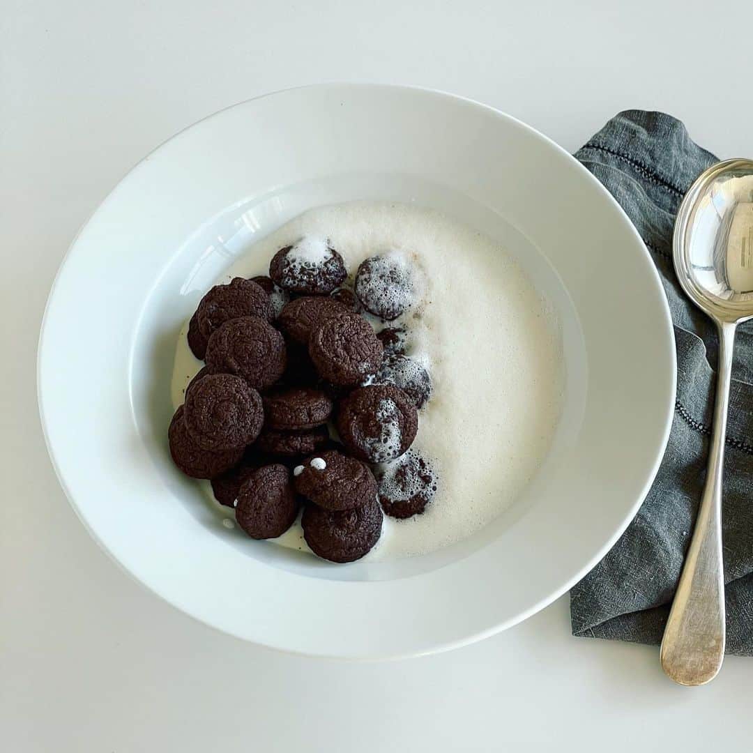 福田里香さんのインスタグラム写真 - (福田里香Instagram)「Valentine's Breakfast 🥛🍫 チョコレートクッキーシリアル  小さく焼いたチョコレートクッキーに 泡立て器でかき混ぜながら温めた フワフワの泡ミルクをかけて。  これなら、キャンディ🍬包みで 贈れますね。 １食分を袋に密封したら ラッピングペーパーでクルクル巻いて 細めのリボンでキュッと留めるだけ。  ●recipe● 混ぜるだけで作る🥄ドロップクッキー。 甘さ控えめで塩が隠し味。  🌞陽気がいい暖かい日は 冷たい🥛をかけてもおいしい。  結構たくさんできるから 材料すべてを1/2にして作ってもいい。 （）内の分量です。  １. ダークチョコレート 220g（110g）と 無塩バター 120g（60g）を湯煎で溶かす。  ２. 溶き卵 2個（1個）に きび糖 180g（90g）を加え ハンドミキサーで5分泡立てる。  ３.  2を1に混ぜる。  ４. 薄力粉 155g（75g） ココアパウダー 大さじ3（大さじ1+1/2） ベーキングパウダー 小さじ1（小さじ1/2） 塩 小さじ1/4（ひとつまみ強） を合わせて3に振るい入れて さっくり混ぜる。  ５. 4を直径1cm程度の丸い口金を 付けた絞り出し袋に詰める。 オーブンシートを敷いた天板に 直径2〜3cm程度の円形に絞り出す。 • またはスプーン🥄🥄２本を使い、1本ですくってもう1本で天板に丸く落とす。  ６. 180℃に余熱したオーブンで11〜13分焼く。  ７. ミルクを泡立て器で かき混ぜながら温めると 膜が張らないし フワフワの泡になる。 ただし、吹きこぼれに注意です。  #chocolatecookies  #cerealchocolatecookies #chocolatecookiecereal」2月7日 11時46分 - riccafukuda