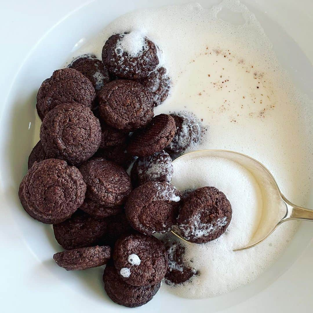 福田里香さんのインスタグラム写真 - (福田里香Instagram)「Valentine's Breakfast 🥛🍫 チョコレートクッキーシリアル  小さく焼いたチョコレートクッキーに 泡立て器でかき混ぜながら温めた フワフワの泡ミルクをかけて。  これなら、キャンディ🍬包みで 贈れますね。 １食分を袋に密封したら ラッピングペーパーでクルクル巻いて 細めのリボンでキュッと留めるだけ。  ●recipe● 混ぜるだけで作る🥄ドロップクッキー。 甘さ控えめで塩が隠し味。  🌞陽気がいい暖かい日は 冷たい🥛をかけてもおいしい。  結構たくさんできるから 材料すべてを1/2にして作ってもいい。 （）内の分量です。  １. ダークチョコレート 220g（110g）と 無塩バター 120g（60g）を湯煎で溶かす。  ２. 溶き卵 2個（1個）に きび糖 180g（90g）を加え ハンドミキサーで5分泡立てる。  ３.  2を1に混ぜる。  ４. 薄力粉 155g（75g） ココアパウダー 大さじ3（大さじ1+1/2） ベーキングパウダー 小さじ1（小さじ1/2） 塩 小さじ1/4（ひとつまみ強） を合わせて3に振るい入れて さっくり混ぜる。  ５. 4を直径1cm程度の丸い口金を 付けた絞り出し袋に詰める。 オーブンシートを敷いた天板に 直径2〜3cm程度の円形に絞り出す。 • またはスプーン🥄🥄２本を使い、1本ですくってもう1本で天板に丸く落とす。  ６. 180℃に余熱したオーブンで11〜13分焼く。  ７. ミルクを泡立て器で かき混ぜながら温めると 膜が張らないし フワフワの泡になる。 ただし、吹きこぼれに注意です。  #chocolatecookies  #cerealchocolatecookies #chocolatecookiecereal」2月7日 11時46分 - riccafukuda