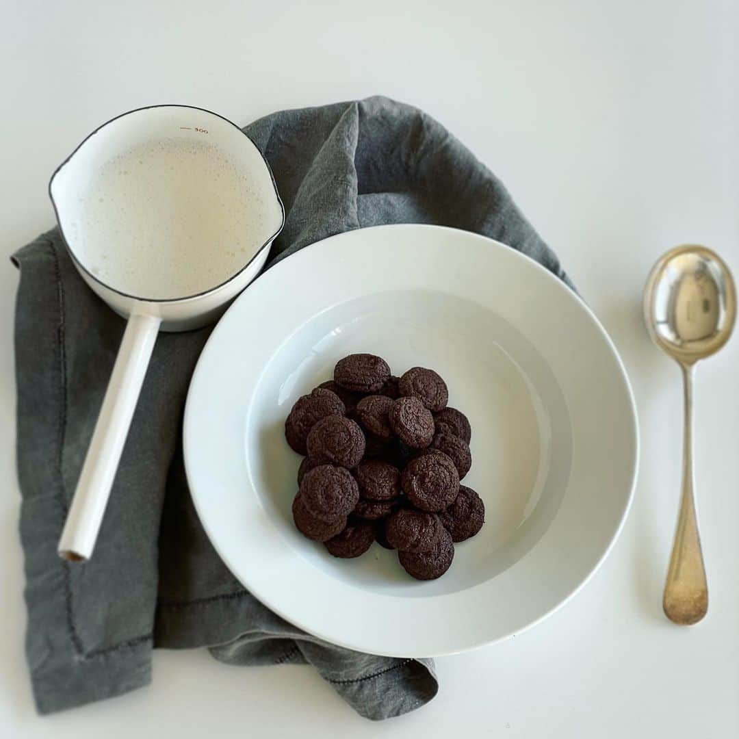福田里香さんのインスタグラム写真 - (福田里香Instagram)「Valentine's Breakfast 🥛🍫 チョコレートクッキーシリアル  小さく焼いたチョコレートクッキーに 泡立て器でかき混ぜながら温めた フワフワの泡ミルクをかけて。  これなら、キャンディ🍬包みで 贈れますね。 １食分を袋に密封したら ラッピングペーパーでクルクル巻いて 細めのリボンでキュッと留めるだけ。  ●recipe● 混ぜるだけで作る🥄ドロップクッキー。 甘さ控えめで塩が隠し味。  🌞陽気がいい暖かい日は 冷たい🥛をかけてもおいしい。  結構たくさんできるから 材料すべてを1/2にして作ってもいい。 （）内の分量です。  １. ダークチョコレート 220g（110g）と 無塩バター 120g（60g）を湯煎で溶かす。  ２. 溶き卵 2個（1個）に きび糖 180g（90g）を加え ハンドミキサーで5分泡立てる。  ３.  2を1に混ぜる。  ４. 薄力粉 155g（75g） ココアパウダー 大さじ3（大さじ1+1/2） ベーキングパウダー 小さじ1（小さじ1/2） 塩 小さじ1/4（ひとつまみ強） を合わせて3に振るい入れて さっくり混ぜる。  ５. 4を直径1cm程度の丸い口金を 付けた絞り出し袋に詰める。 オーブンシートを敷いた天板に 直径2〜3cm程度の円形に絞り出す。 • またはスプーン🥄🥄２本を使い、1本ですくってもう1本で天板に丸く落とす。  ６. 180℃に余熱したオーブンで11〜13分焼く。  ７. ミルクを泡立て器で かき混ぜながら温めると 膜が張らないし フワフワの泡になる。 ただし、吹きこぼれに注意です。  #chocolatecookies  #cerealchocolatecookies #chocolatecookiecereal」2月7日 11時46分 - riccafukuda