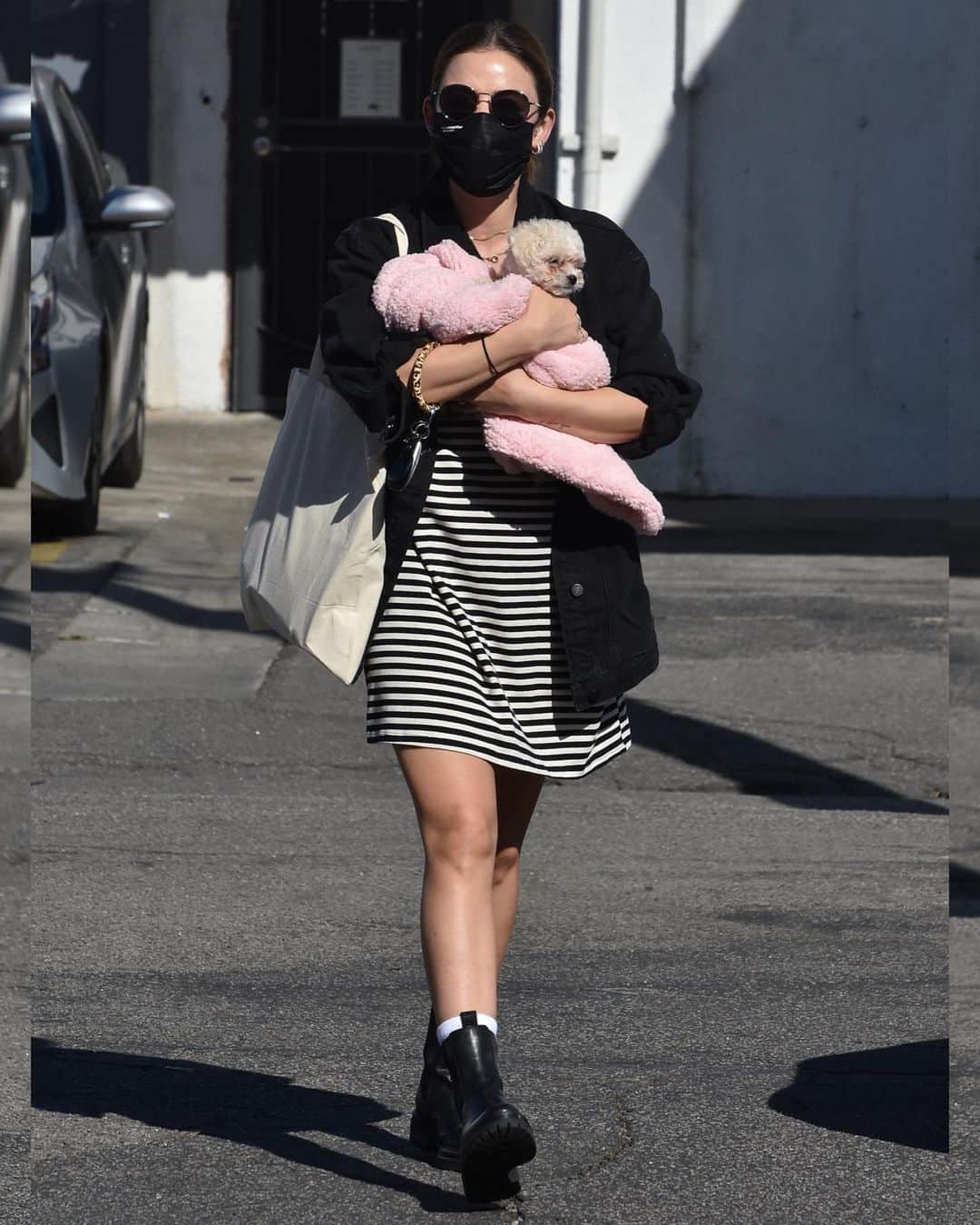 Just Jaredさんのインスタグラム写真 - (Just JaredInstagram)「@lucyhale cozies up to her newly adopted puppy she named Ethel! #LucyHale Photos: Backgrid」2月7日 11時47分 - justjared