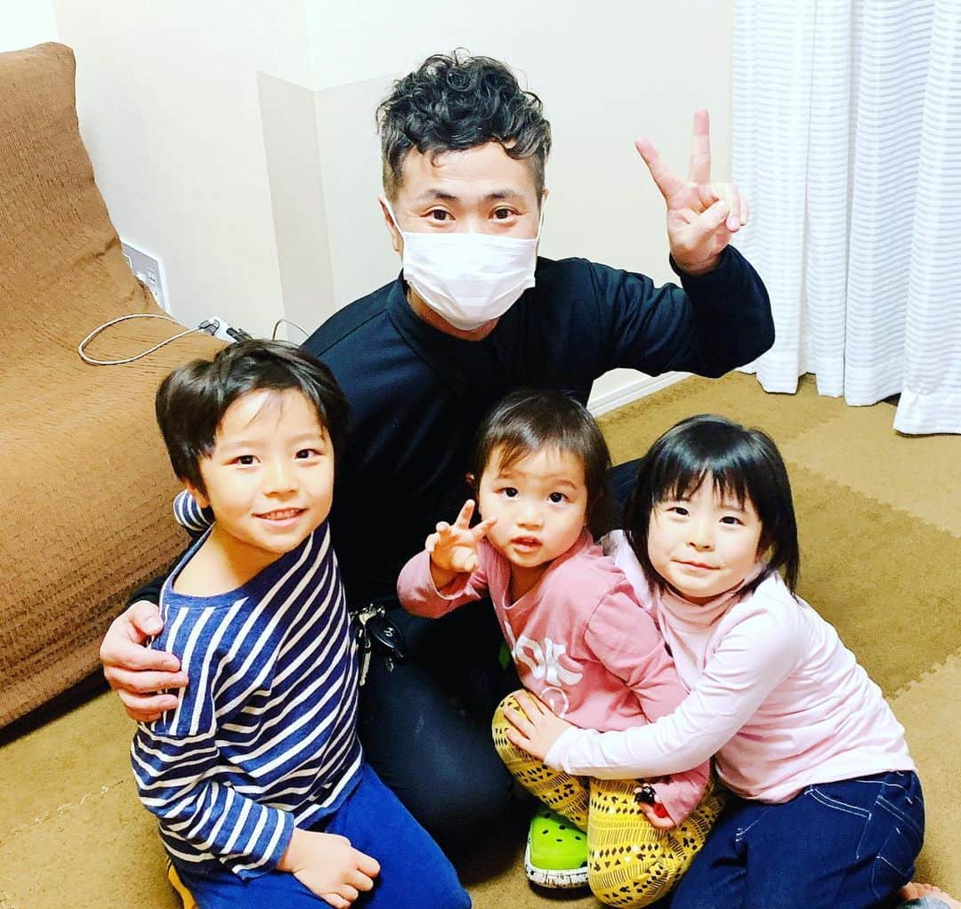 のインスタグラム：「千葉県の市川にエアコンクリーニングのご依頼で行かせていただいたお客様のお子さんと、撮らせていただきました。  お客様は僕と同い年の方で、クリーニング中、たくさんお話をさせていただき、楽しい時間を過ごさせていただきました。同い年は、見てきた景色が一緒なので、話していて、一気に昔に戻ります。  子供達とも遊んでパワーいただきました。  目標に向かって頑張るしかないです  #株式会社ピカピカ #セカンドキャリア #ハウスクリーニング #清掃業 #許可をいただきました #ありがとうございました #1977世代」