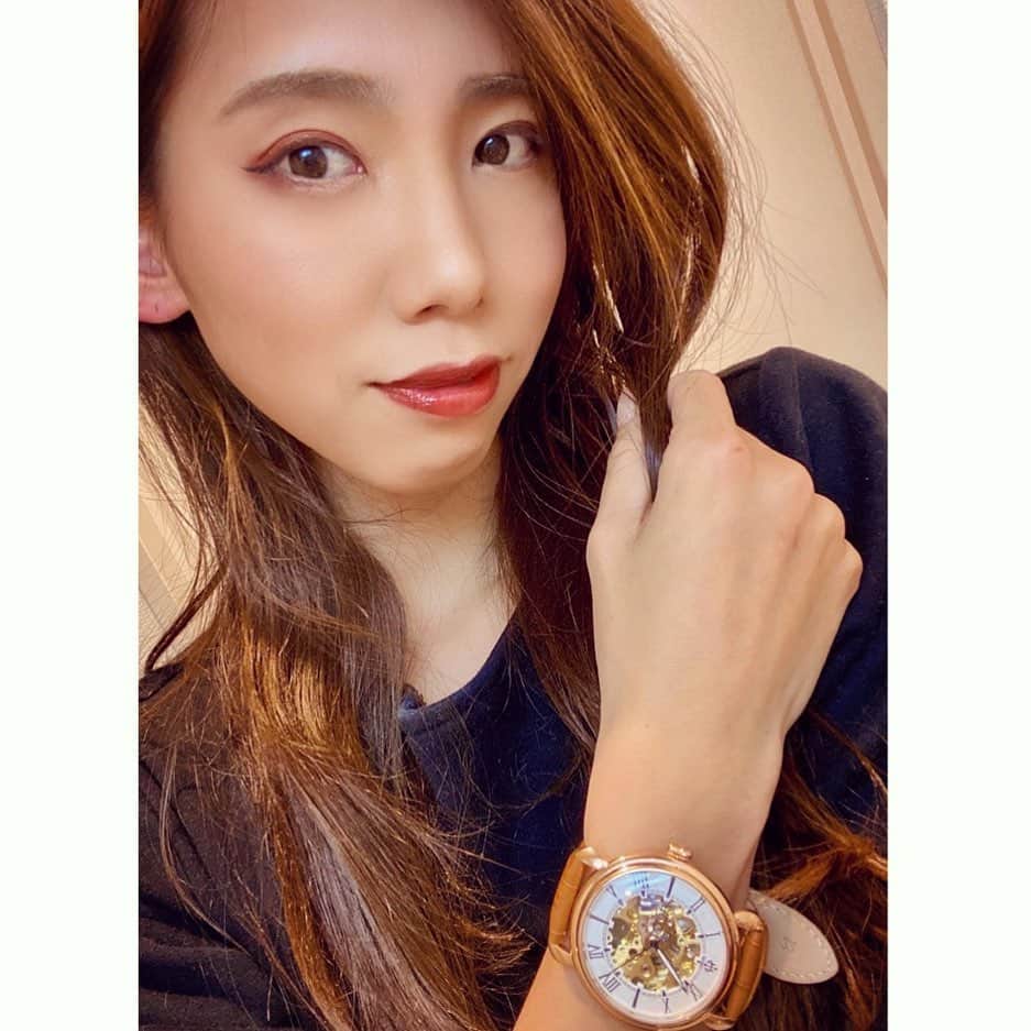 のインスタグラム：「LOBOR⌚️PR 作りがしっかりしてるし、 こうゆう、中の構造が見える時計ってぼーっとみちゃうよね😶笑  #lobor #ロバー #腕時計 #時計 #手元倶楽部 #ファッションウォッチ #ギフト  @loborjapan  クーポンコード 【38shias53】 ご使用で10パーセントOFF (クーポン使用期限は本日より1年間)」