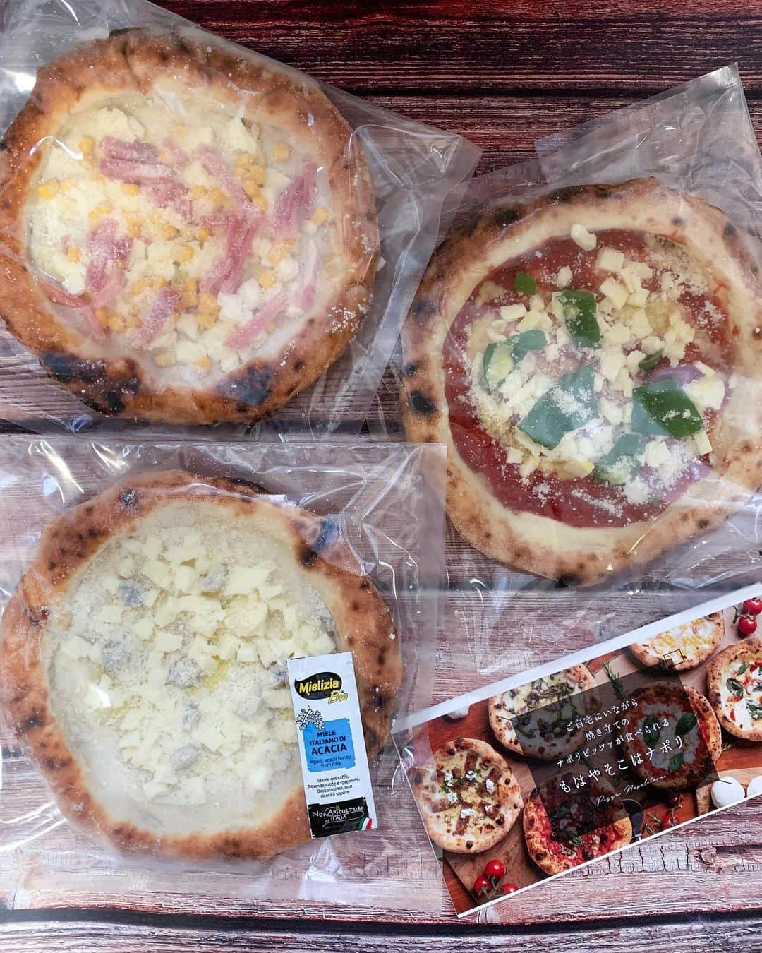 DJ Cellyさんのインスタグラム写真 - (DJ CellyInstagram)「#sundaylunch 🍕🍕パパとおうちでピザパーティー🍕🍕🍕  @pizzamohayanapoli さんのお取り寄せピザをおうちで焼きました👩‍🍳 焼き立て美味しかった〜！ もちもちのピザ生地！みみはしっかりサクサクしてて、おうちでこのクオリティのまさに本格ナポリピザを楽しめるなんて感激でした🥺🥺  まさに、もはやそこはナポリ🍕でした🤭！  ---------------  話が変わりますが、昨日のclubhouseとても盛り上がって、みんなと深い話が出来て嬉しかったです🙏  【イケてないハーフ・帰国子女・インター育ちの悩み】  という部屋でした。 最初は、「どこのハーフ？」って会話をもう100000000万回くらい繰り返すのやだよねーてか英語喋れないーあははー なんて軽くお話してたけど、 【日本にいると外人扱いされて海外に行くと日本人扱いされて戸惑う】っていう話があったり、【面倒だからハーフという事を隠してた】【むしろ開き直ってスイッチ入れてハーフな自分を演じていた】など色んな話があって、深くて書けないくらいの話もありました。 今はもう大人だから悩むこともそんなになくなったけど、同じような悩みがある人が沢山居て、話題は複雑でまじめでちょっと暗かったけど、笑 そんな話を誰かにする事も無かったから、私はすごく嬉しかったなあ。  終わった後DMもたくさん着てて、嬉しかったです🙇‍♀️聞いてくれた方、昨日知ってフォローして下さったみなさま、本当にありがとうございます！！  そしてピザの話に戻ると、一緒に写っている父はフィリピン人で私はハーフです🇯🇵🇵🇭  ハーフで嫌な思いもしたけど、良いことももちろんあったし、何よりパパがハッピーすぎて大好きだから、 私は私で良かった！  盛り上がりすぎたので、今日も22時からお話しします👂！  #ハーフ #ダブル #ミックス #日本人 #外人 #地球人 #宇宙人 #🤷🏻‍♀️  #もはやナポリ #ピザ通販 #お取り寄せグルメ #ピザお取り寄せ #冷凍ピッツァ #冷凍ピザ #pr #pizza #おうちごはん #おうちカフェ #ランチ #実父 #パパと娘」2月7日 11時51分 - celly_cecilia