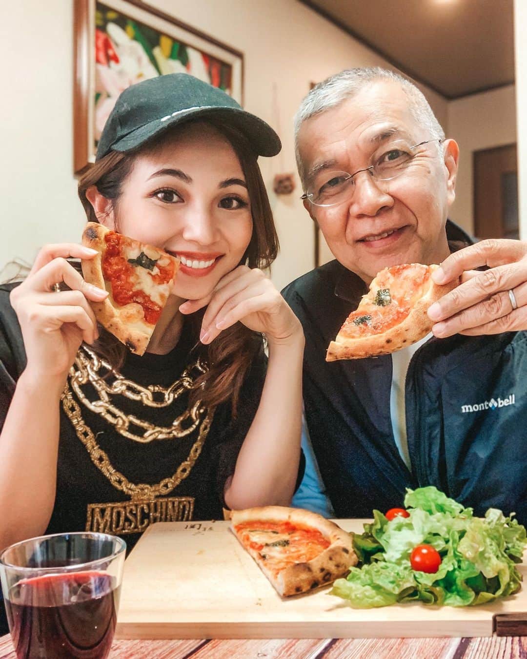 DJ Cellyさんのインスタグラム写真 - (DJ CellyInstagram)「#sundaylunch 🍕🍕パパとおうちでピザパーティー🍕🍕🍕  @pizzamohayanapoli さんのお取り寄せピザをおうちで焼きました👩‍🍳 焼き立て美味しかった〜！ もちもちのピザ生地！みみはしっかりサクサクしてて、おうちでこのクオリティのまさに本格ナポリピザを楽しめるなんて感激でした🥺🥺  まさに、もはやそこはナポリ🍕でした🤭！  ---------------  話が変わりますが、昨日のclubhouseとても盛り上がって、みんなと深い話が出来て嬉しかったです🙏  【イケてないハーフ・帰国子女・インター育ちの悩み】  という部屋でした。 最初は、「どこのハーフ？」って会話をもう100000000万回くらい繰り返すのやだよねーてか英語喋れないーあははー なんて軽くお話してたけど、 【日本にいると外人扱いされて海外に行くと日本人扱いされて戸惑う】っていう話があったり、【面倒だからハーフという事を隠してた】【むしろ開き直ってスイッチ入れてハーフな自分を演じていた】など色んな話があって、深くて書けないくらいの話もありました。 今はもう大人だから悩むこともそんなになくなったけど、同じような悩みがある人が沢山居て、話題は複雑でまじめでちょっと暗かったけど、笑 そんな話を誰かにする事も無かったから、私はすごく嬉しかったなあ。  終わった後DMもたくさん着てて、嬉しかったです🙇‍♀️聞いてくれた方、昨日知ってフォローして下さったみなさま、本当にありがとうございます！！  そしてピザの話に戻ると、一緒に写っている父はフィリピン人で私はハーフです🇯🇵🇵🇭  ハーフで嫌な思いもしたけど、良いことももちろんあったし、何よりパパがハッピーすぎて大好きだから、 私は私で良かった！  盛り上がりすぎたので、今日も22時からお話しします👂！  #ハーフ #ダブル #ミックス #日本人 #外人 #地球人 #宇宙人 #🤷🏻‍♀️  #もはやナポリ #ピザ通販 #お取り寄せグルメ #ピザお取り寄せ #冷凍ピッツァ #冷凍ピザ #pr #pizza #おうちごはん #おうちカフェ #ランチ #実父 #パパと娘」2月7日 11時51分 - celly_cecilia