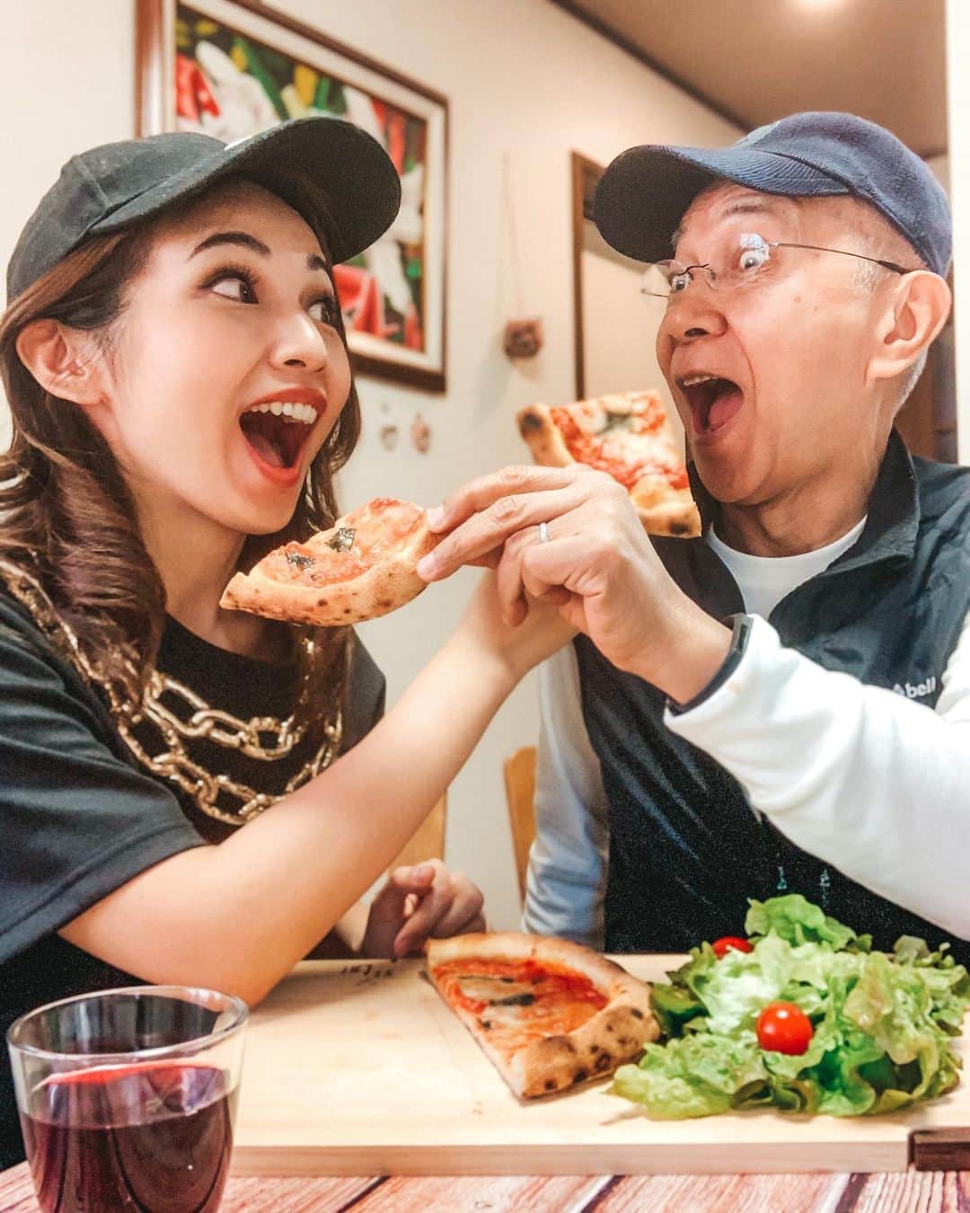 DJ Cellyさんのインスタグラム写真 - (DJ CellyInstagram)「#sundaylunch 🍕🍕パパとおうちでピザパーティー🍕🍕🍕  @pizzamohayanapoli さんのお取り寄せピザをおうちで焼きました👩‍🍳 焼き立て美味しかった〜！ もちもちのピザ生地！みみはしっかりサクサクしてて、おうちでこのクオリティのまさに本格ナポリピザを楽しめるなんて感激でした🥺🥺  まさに、もはやそこはナポリ🍕でした🤭！  ---------------  話が変わりますが、昨日のclubhouseとても盛り上がって、みんなと深い話が出来て嬉しかったです🙏  【イケてないハーフ・帰国子女・インター育ちの悩み】  という部屋でした。 最初は、「どこのハーフ？」って会話をもう100000000万回くらい繰り返すのやだよねーてか英語喋れないーあははー なんて軽くお話してたけど、 【日本にいると外人扱いされて海外に行くと日本人扱いされて戸惑う】っていう話があったり、【面倒だからハーフという事を隠してた】【むしろ開き直ってスイッチ入れてハーフな自分を演じていた】など色んな話があって、深くて書けないくらいの話もありました。 今はもう大人だから悩むこともそんなになくなったけど、同じような悩みがある人が沢山居て、話題は複雑でまじめでちょっと暗かったけど、笑 そんな話を誰かにする事も無かったから、私はすごく嬉しかったなあ。  終わった後DMもたくさん着てて、嬉しかったです🙇‍♀️聞いてくれた方、昨日知ってフォローして下さったみなさま、本当にありがとうございます！！  そしてピザの話に戻ると、一緒に写っている父はフィリピン人で私はハーフです🇯🇵🇵🇭  ハーフで嫌な思いもしたけど、良いことももちろんあったし、何よりパパがハッピーすぎて大好きだから、 私は私で良かった！  盛り上がりすぎたので、今日も22時からお話しします👂！  #ハーフ #ダブル #ミックス #日本人 #外人 #地球人 #宇宙人 #🤷🏻‍♀️  #もはやナポリ #ピザ通販 #お取り寄せグルメ #ピザお取り寄せ #冷凍ピッツァ #冷凍ピザ #pr #pizza #おうちごはん #おうちカフェ #ランチ #実父 #パパと娘」2月7日 11時51分 - celly_cecilia